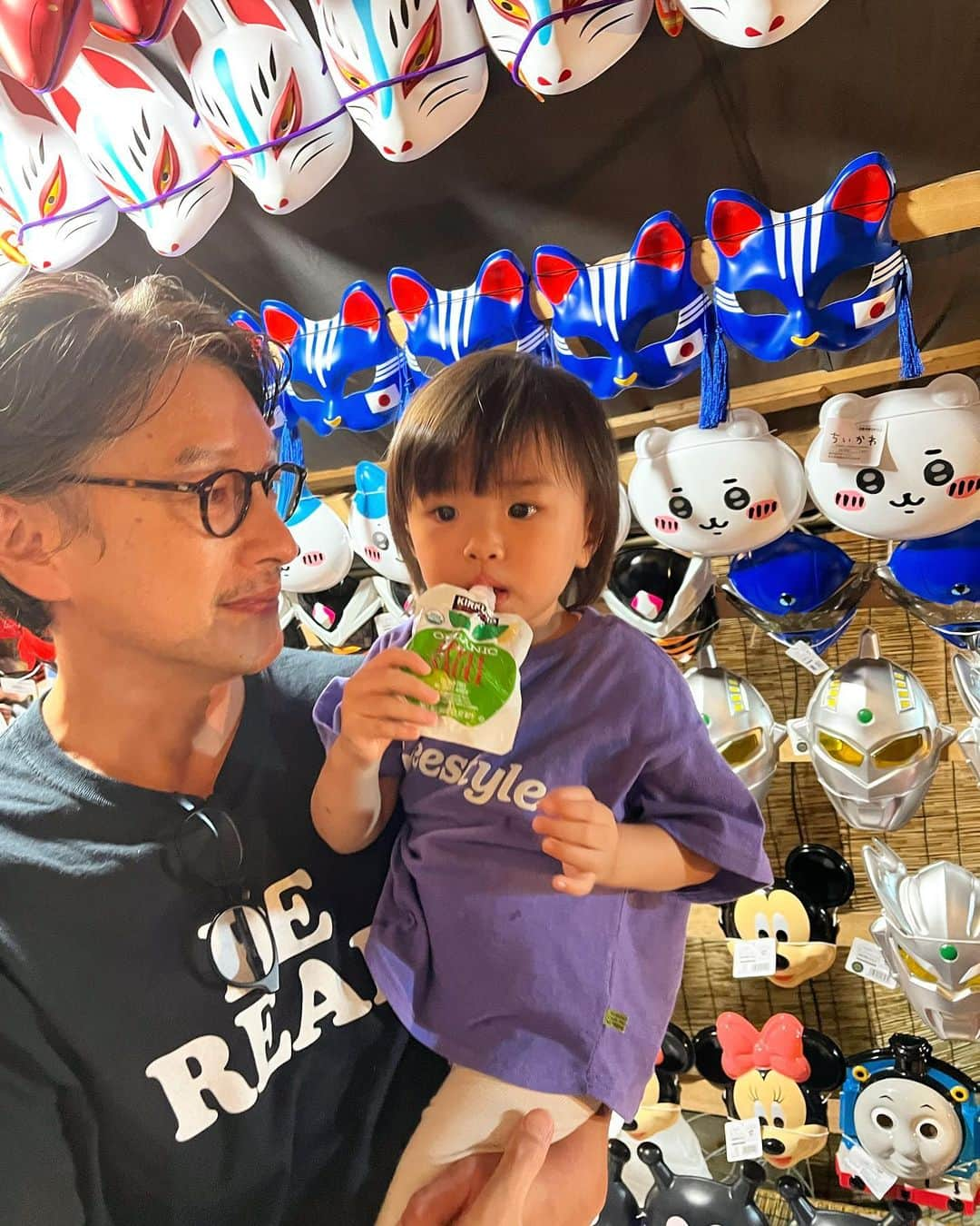 加藤章太郎さんのインスタグラム写真 - (加藤章太郎Instagram)「お祭り⛩️👶 大好物のすももの水飴を3つ食べました！  #まつり #神輿 #娘とデート #奥沢神社例大祭」9月10日 20時41分 - __shotaro__