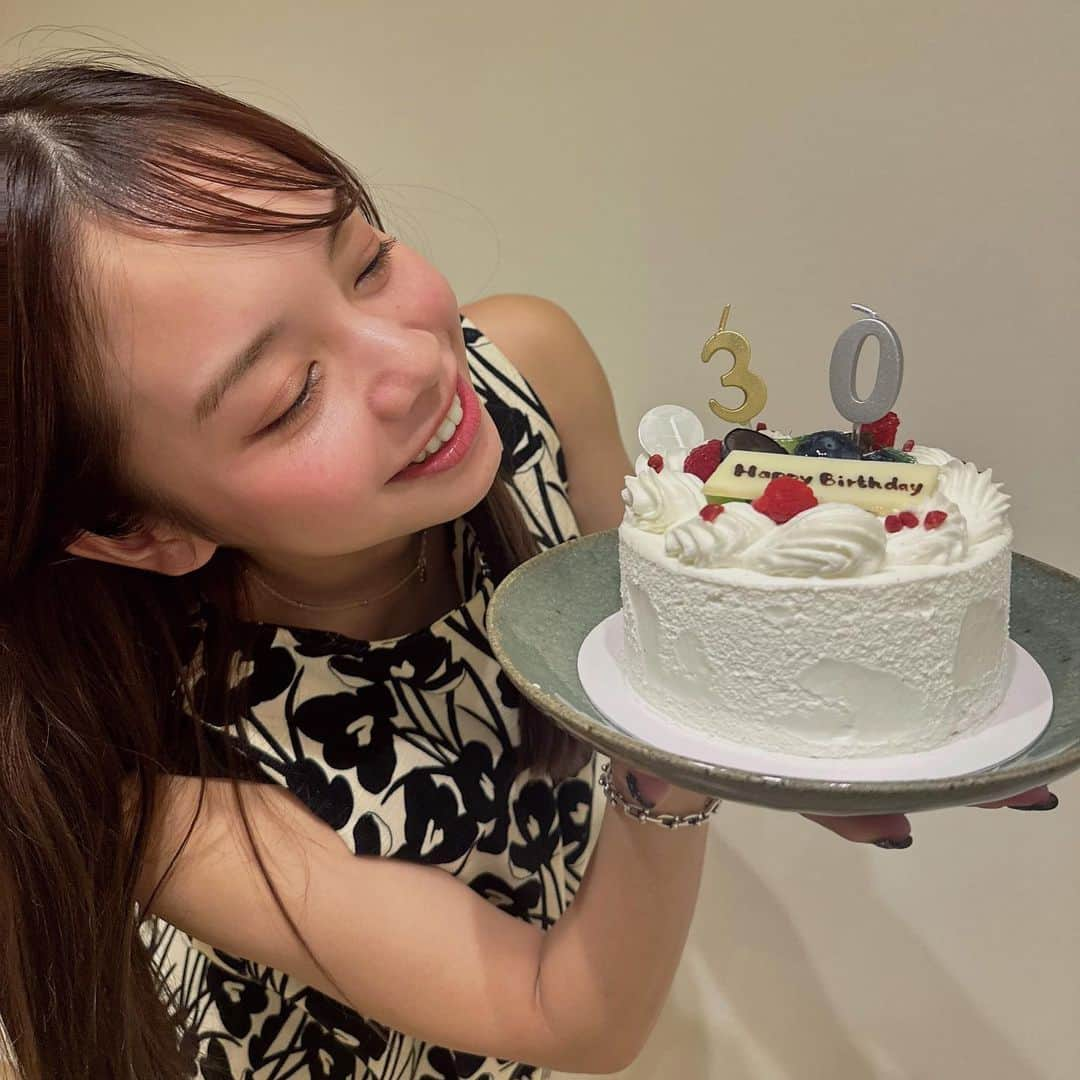 福地夏未さんのインスタグラム写真 - (福地夏未Instagram)「30🎂 濃厚な週末 大好きな人たちと過ごした誕生日！ 私らしく過ごすことができているのは、 みんなのおかげです🫶🏻 本当にありがとう！  30代も私らしくを忘れずにっ これからも未熟な部分もたくさんありますが、 ずっとどうぞよろしくお願いします🤲🏻  らぶ！！  _ #30歳 #birthday  #happybirthday #三十路 #わくわく」9月10日 20時41分 - natsuminmin19