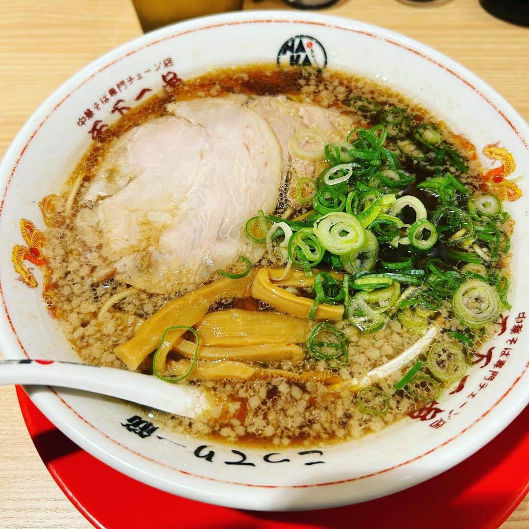 のインスタグラム：「【あっさり】  天下一品で『あっさり』を頼みました。  めちゃくちゃコクのある濃厚なしょうゆラーメンでした。  これを『あっさり』と呼ぶ天下一品の潔さよ。  #天下一品 #天下一品あっさり #コクと旨みの塊」