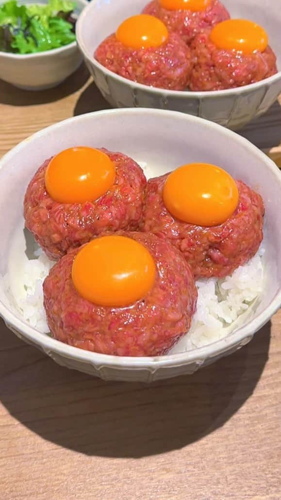 のインスタグラム：「🥩ユッケ300gの贅沢トリプルユッケ丼ランチ🥩 ㅤㅤㅤㅤㅤㅤㅤㅤㅤㅤㅤㅤㅤ 恵比寿にあるヒロキヤさんの(@dj_hiroki_)の 「究極のユッケ丼 シングル」1500円 「究極のユッケ丼 ダブル」2500円 「究極のユッケ丼 トリプル」3500円  恵比寿駅から徒歩2分ほどのところにあるヒロキヤさんは、ユッケが名物の焼肉屋さん！ ㅤㅤㅤㅤㅤㅤㅤㅤㅤㅤㅤㅤㅤ 今回はランチの究極のユッケ丼を注文🍚🥩 ㅤㅤㅤㅤㅤㅤㅤㅤㅤㅤㅤㅤㅤ 平日1日40食限定のランチメニューで、1〜3個からお好みの数のユッケをごはんの上に乗せて提供してもらえます！ ㅤㅤㅤㅤㅤㅤㅤㅤㅤㅤㅤㅤㅤ 濃いめタレで絶妙に味つけされたユッケはとろけるような口あたりでお肉の旨みもしっかり感じられてめちゃくちゃおいしいしご飯との相性もばっちり🤤🤤 ㅤㅤㅤㅤㅤㅤㅤㅤㅤㅤㅤㅤㅤ お好みで追加できる韓国海苔に巻いて食べたり、大葉やたくあんをのせてトロタク風に味変しつつ楽しめるのも嬉しいポイント！ ㅤㅤㅤㅤㅤㅤㅤㅤㅤㅤㅤㅤㅤ 最近食べたユッケの中でもここの特においしかったからユッケ好きの人は絶対一度は行く価値あり！ ㅤㅤㅤㅤㅤㅤㅤㅤㅤㅤㅤㅤㅤ ちなみに開店時間すこし前にお店に行って30〜40分待ち、帰る頃にはその日のランチは売り切れてたから時間に余裕を持って早めに食べに行ったほうがいいと思う🚃 ㅤㅤㅤㅤㅤㅤㅤㅤㅤㅤㅤㅤㅤ おすすめ！！  —————————————— 📍東京都渋谷区恵比寿西1-4-7 ⏰12:00〜なくなり次第終了 🛌不定休 🚃恵比寿駅から徒歩2分 —————————————— #東京グルメ #東京ランチ #恵比寿グルメ #恵比寿ランチ #ヒロキヤ #ヒロキヤ恵比寿 #ユッケ #焼肉 #tokyo #japan  #東京観光 #東京旅行 #東京 #恵比寿 #渋谷グルメ #渋谷ランチ #カフェ巡り #カフェ好きな人と繋がりたい #ごはん記録 #japantravel #japantrip #instafood #japanesefood #egg」