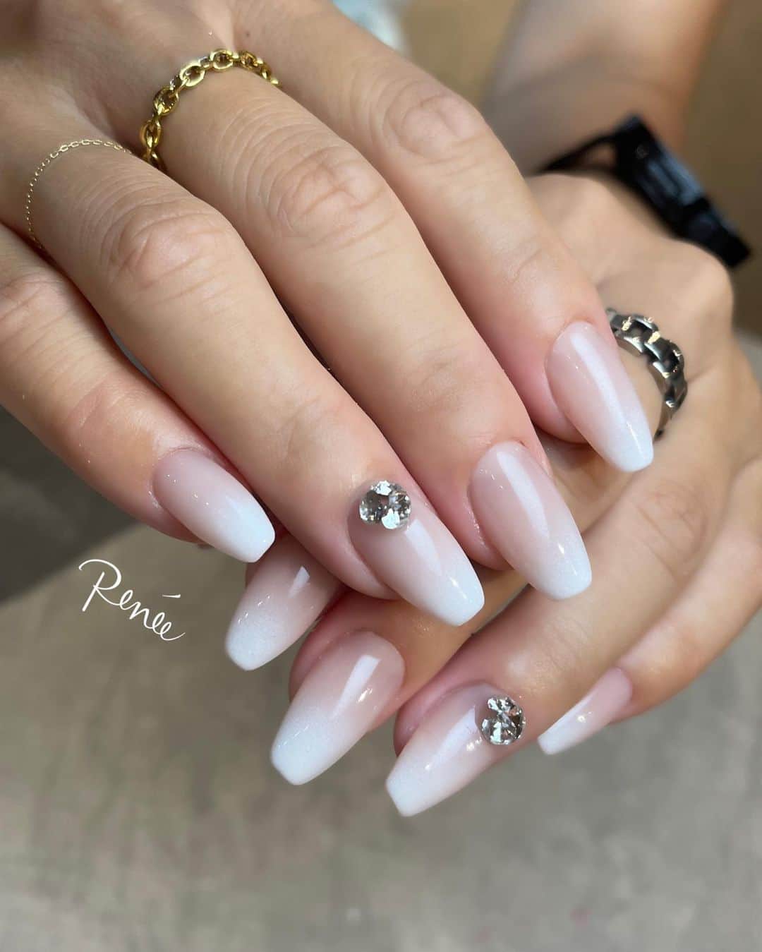 ネイルサロンレネのインスタグラム：「design by @renee_haruna.24  赤松　晴菜  エアブラシってほんと美しい🥺💓  @apresnailjapan アプレで長さだしもして形も美しい💎  nailsalon Renée®︎ ￣￣￣￣￣￣￣￣ TV.メディア出演 スタッフ全員資格保持者 カラー300種類以上 パーツ1000種類以上 雑誌掲載デザイン多数  〒530-0027  大阪府大阪市北区堂山町1-2 R&E3階 営業時間　10:00～21:00（不定休）  ▶︎▶︎▶︎初回クーポンご利用頂けます ￣￣￣￣￣￣￣￣￣￣￣￣￣￣￣￣ ご予約はプロフィールTOPのリンク内 URLをご利用下さい。  メニューに迷った方やご相談は…  　　🤍Renée公式LINE🤍 ─────────────  【@bos7903t】←※@から入力🔍  #nail#nails#gelnails#nailart#ネイル#ジェルネイル#美甲#네일#젤네일#nailsalonrenee#ネイルサロンレネ #大阪ネイルサロン#梅田ネイルサロン#神戸#beauland#love」