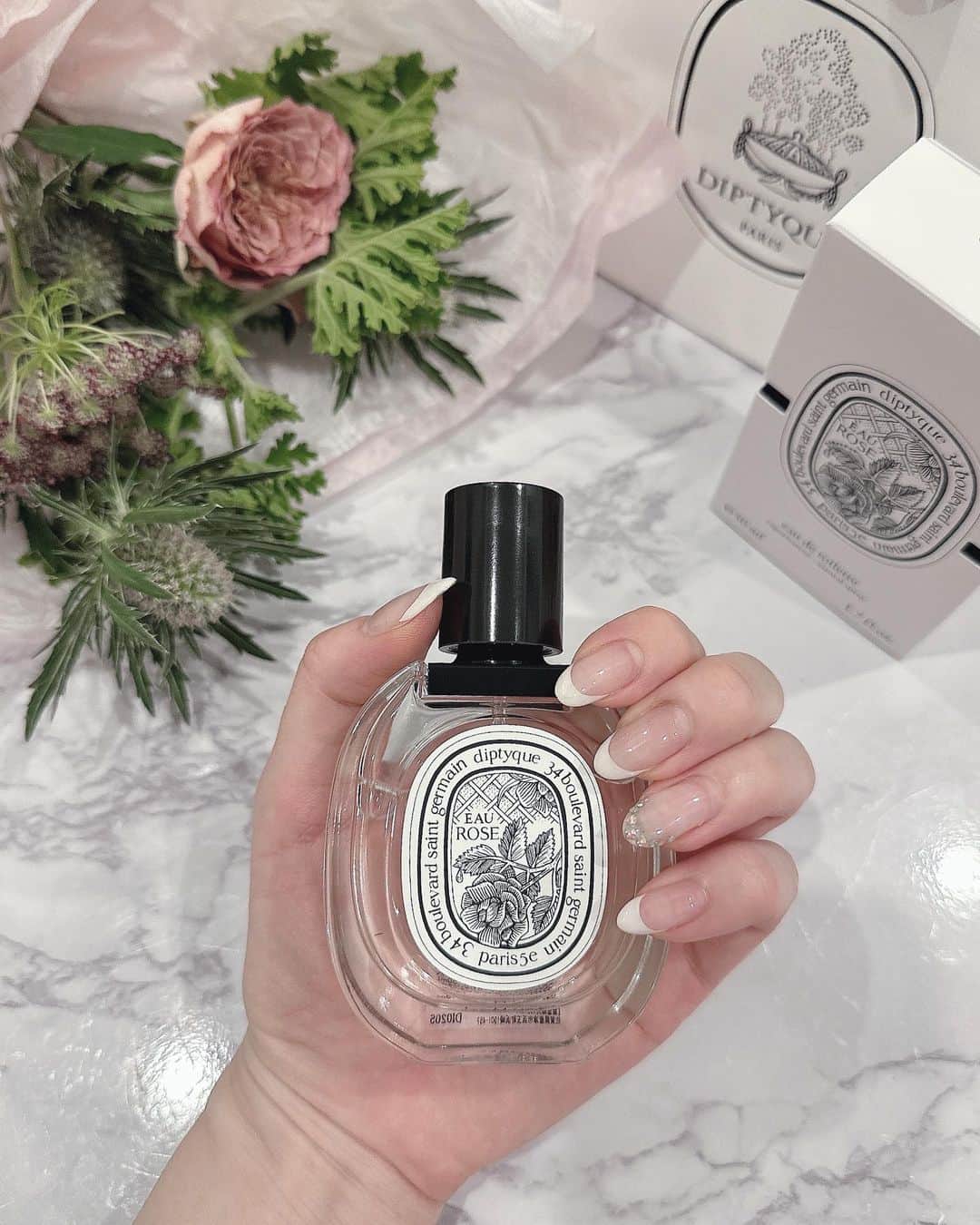 藤後 沙織 とうごさおりのインスタグラム：「最近のお気に入り  @diptyque のEAU ROSEオードトワレ✨   どうしてもフローラル系を選びがち💐  オーローズのオードトワレは、 ローズローズしてないところが◎ 朝露浴びた爽やかなローズのイメージ♡  オードパルファムはもう少しローズが濃くて、 大人な印象でした🌹  他も集めたいなぁ…♥︎  #diptyque #diptyqueeaurose #eaurose #diptyqueparis #diptyque香水 #diptyqueperfume #diptyquefragrance  #オーローズ#ローズ#🌹#ディプティック #ディプティックオードトワレ #ディプティックオードパルファム #myfb」