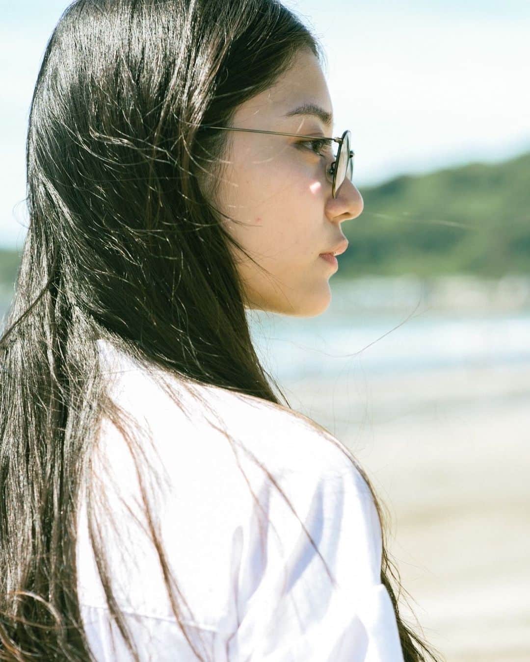 のインスタグラム：「何を考えているのか 全くもってわからない。  #メガネ #サングラス #海 #白ワンピ  #ポートレート」