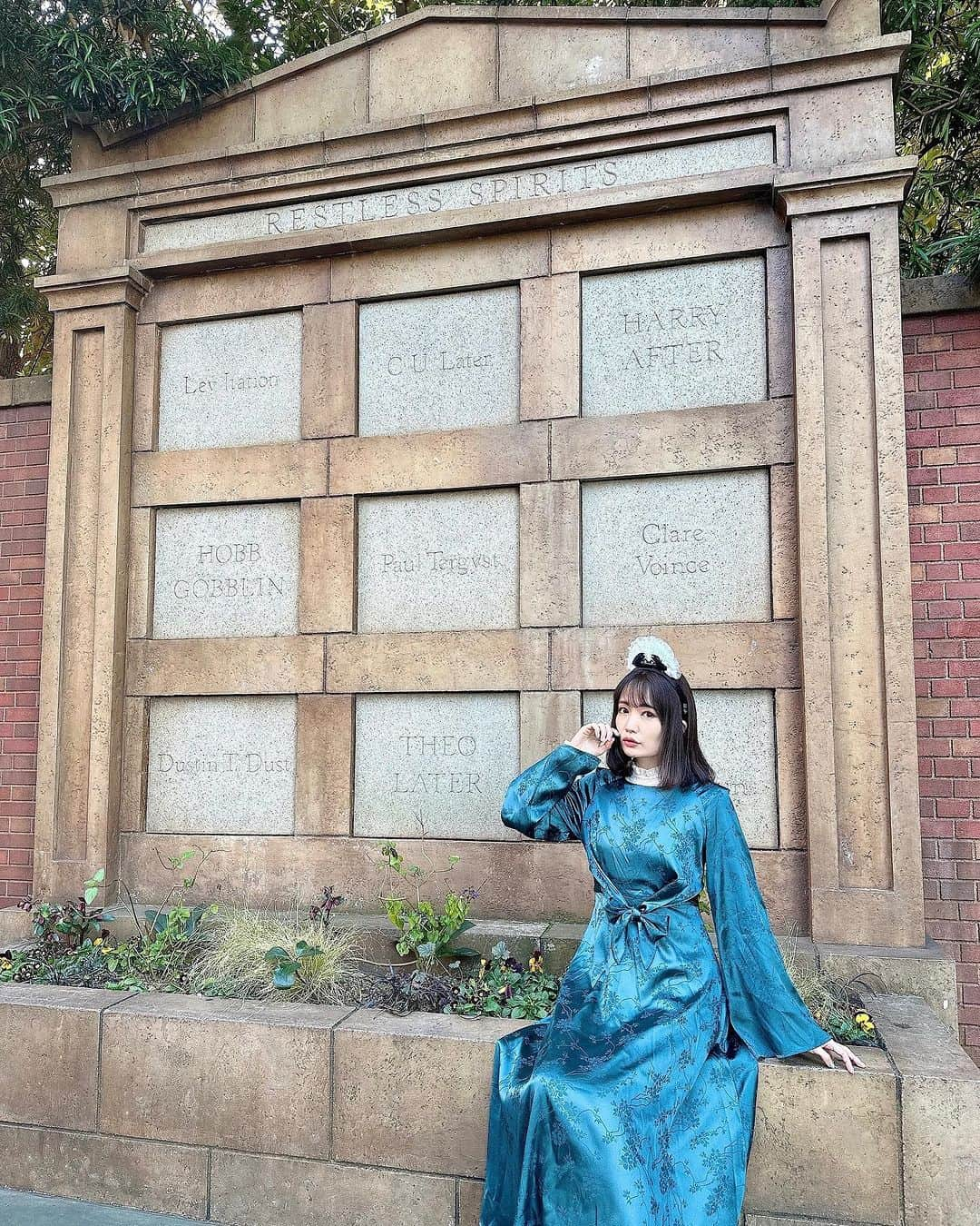 浅井麻里のインスタグラム：「🪦ホーンテッド・マンション🪦 ⁡ ストーリーにものせたけど、 映画「ホーンテッド・マンション」観た❤︎👻 ⁡ わたしホラー系まったくだめで、 ディズニーランドのホーンテッド・マンションの アトラクションがギリギリのレベルだから、 観るの怖くてびびってたんだけど😂（笑） ⁡ アトラクションの中と同じ場所やキャラクターとかが あちこちに散りばめられてて、 あ！あの部屋だ！あの廊下だ！あの壁の絵だ！みたいな 発見もたくさんあって面白かった💕👏 ⁡ もちろん時々、びくっ！ってなる怖いシーンも😣💦 (※個人の意見です) ⁡ あと、舞台のニューオーリンズの街並みも素敵だった✨ ニューオーリンズは「プリンセスと魔法のキス」の 舞台でもあるから、そっち目線でも見てた♬😋 ⁡ 写真3,4枚目に、フロリダのウォルトディズニーワールドの ホーンテッド・マンションの写真入れとく！✨🪦 ⁡ ⁡ #ディズニーランド #東京ディズニーリゾート #東京ディズニーランド #ホーンテッドマンション #ホーンテッドマンションコーデ #ディズニーコーデ #ディズニーバウンド #ディズニーバウンドコーデ #ディズニーカチューシャ #ディズニーアトラクション #バウンドコーデ  #tokyodisneyresort #tokyodisneyland #hauntedmansion #disneybound #wdw #ウォルトディズニーワールド #フロリダディズニー #海外ディズニー #マジックキングダム #Dハロ #ディズニーハロウィン #ディズニーハロウィーン #Dハロ仮装 #wdw_omari」