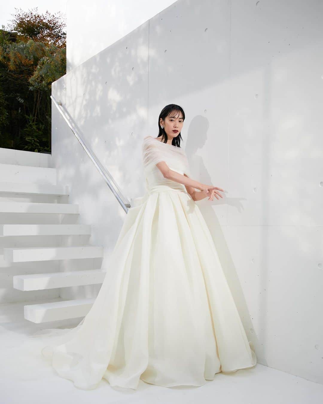 JUNO TENJINのインスタグラム：「JUNO Original Wedding Dress  生地の美しい質感と バックスタイルのシルエット美を追求した ウェディングドレス  バイヤーがぜひJUNOの花嫁へおすすめしたいと 心を込めてセレクトいたしました  ふっくらと柔らかい質感のスカートと 肩もとの軽やかなチュールが モダンで上品な個性を演出いたします🕊️  Dress No.03-20726   #junowedding   #junodress  #wedding   #weddingdress   #ウェディングドレス  #カラードレス  #ドレス試着  #結婚式  #前撮り  #2023春婚  #2023夏婚  #2023冬婚  #プレ花嫁   #九州プレ花嫁  #福岡プレ花嫁  #少人数ウェディング  #juno天神本店」