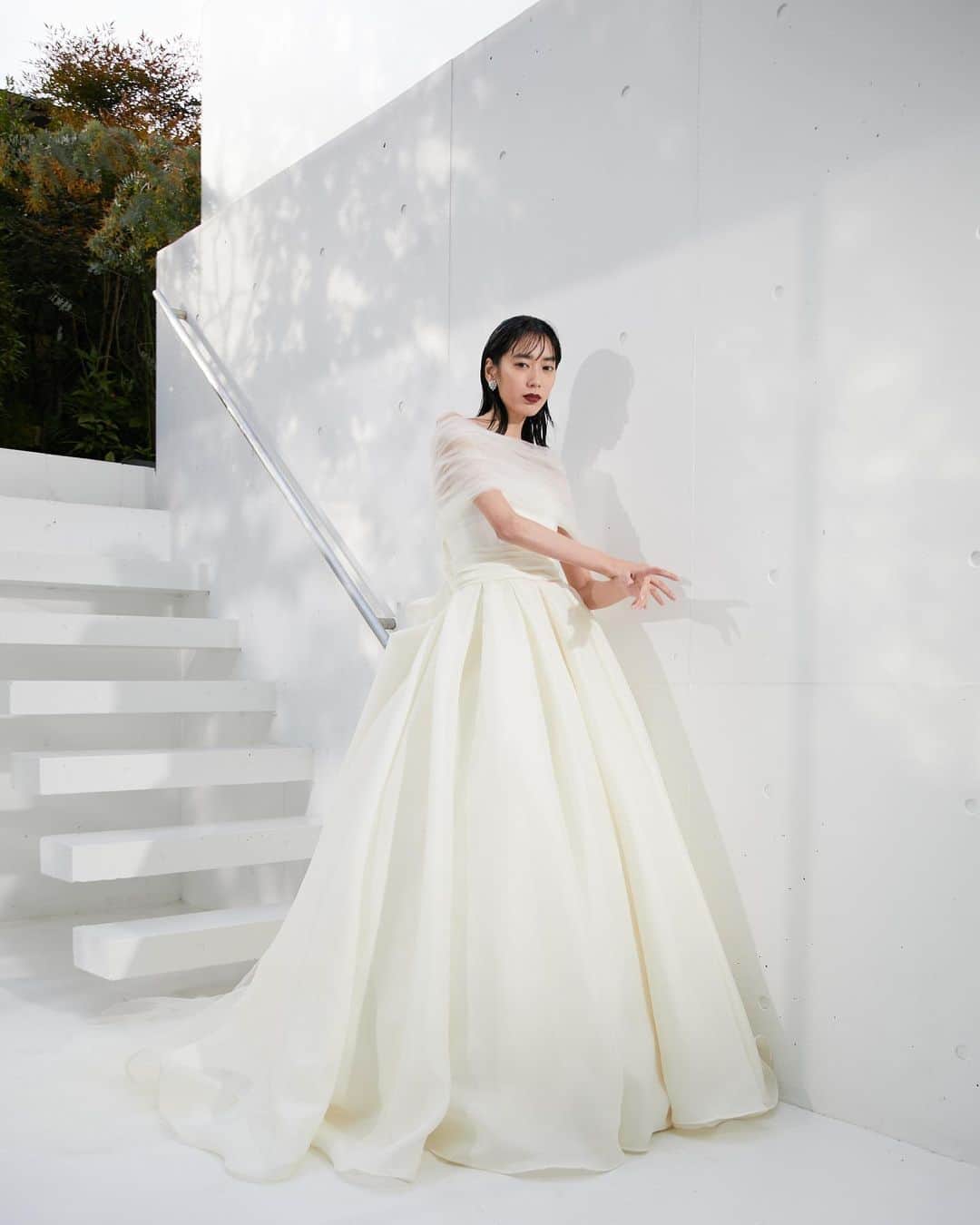 のインスタグラム：「JUNO Original Wedding Dress  生地の美しい質感と バックスタイルのシルエット美を追求した ウェディングドレス  バイヤーがぜひJUNOの花嫁へおすすめしたいと 心を込めてセレクトいたしました  ふっくらと柔らかい質感のスカートと 肩もとの軽やかなチュールが モダンで上品な個性を演出いたします🕊️  Dress No.03-20726   #junowedding   #junodress  #wedding   #weddingdress   #ウェディングドレス  #カラードレス  #ドレス試着  #結婚式  #前撮り  #2023春婚  #2023夏婚  #2023冬婚  #プレ花嫁   #九州プレ花嫁  #福岡プレ花嫁  #少人数ウェディング  #juno天神本店」