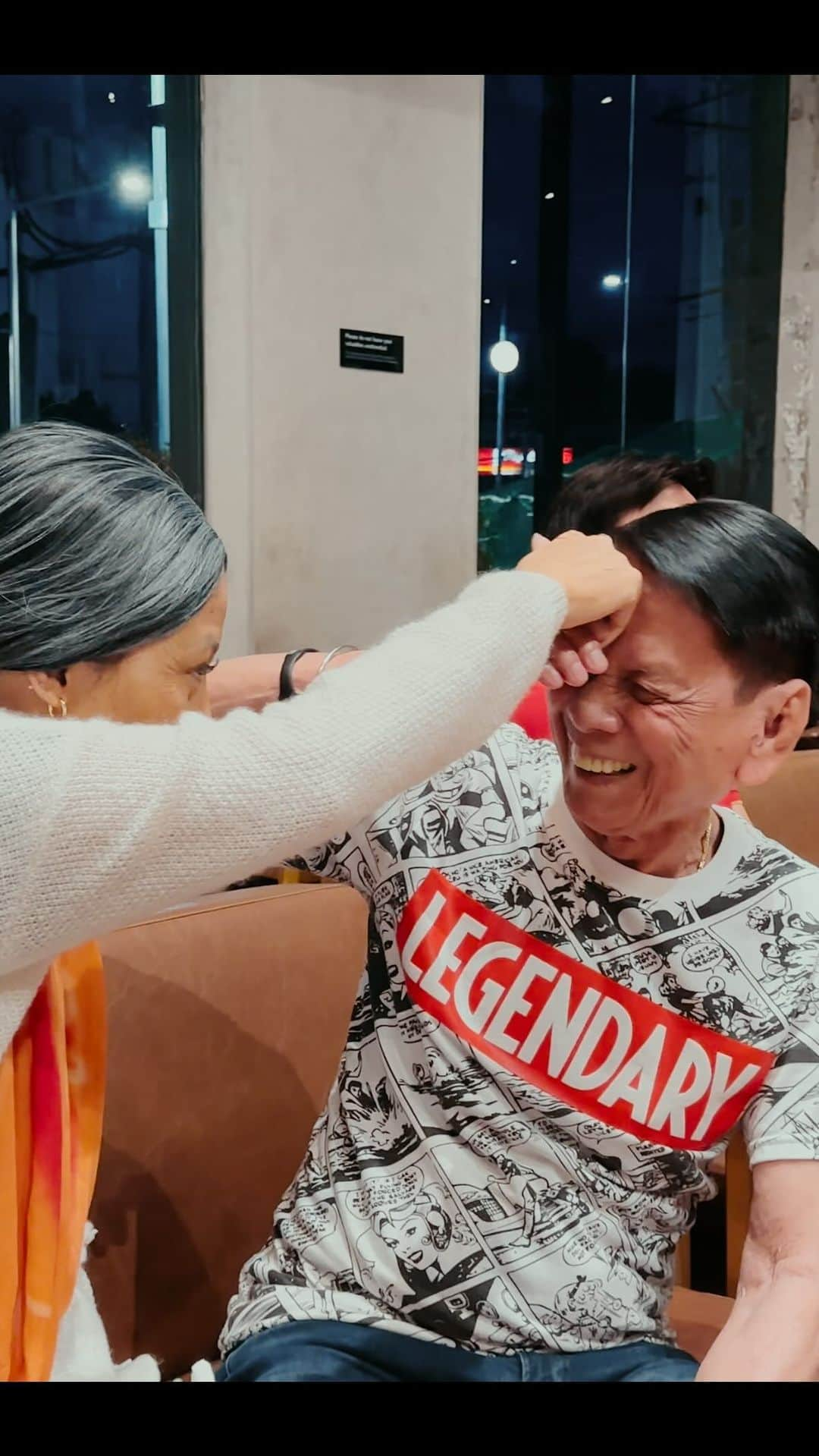 Alex Gonzagaのインスタグラム：「It’s grandparent’s day today kaya new vlog na LOLA PRANK sa natitira kong lolo na 93 yrs old! 😂At sa lahat ng tutulong sakin sa street #Linkinmybio」