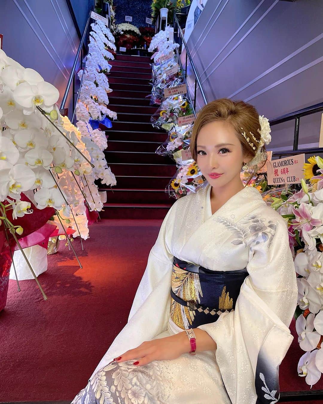 佳那のインスタグラム：「粋ですね。  毎日お着物出勤してるクラブのママ達本当尊敬。大変さを知った。  けど気が引き締まるから 週2で着物出勤したい👘  #キャバ嬢#キャバクラ#佳那嬢#glamorous#美尻#美容#筋トレ#gym#angelr #ゴルフ#sea#ビキニ#hawaii」