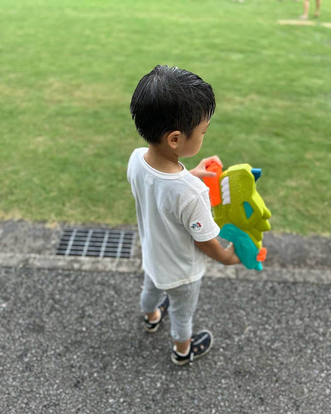 小野麻亜矢さんのインスタグラム写真 - (小野麻亜矢Instagram)「今年の夏のはじまりは 予定モリモリで 毎日大忙し。  お友達とじゃぶじゃぶ池に行ってみたりお祭りに虫取り、近くの小学校で水鉄砲大会！  やっと夏らしい事を思い切りできる！  けど、ただでは終わらない 夏休みのはじまり♪  つづく  #夏休み #思い出投稿 #ふりかえり #虫取り #じゃぶじゃぶ #お祭り」9月10日 20時39分 - ono_maaya