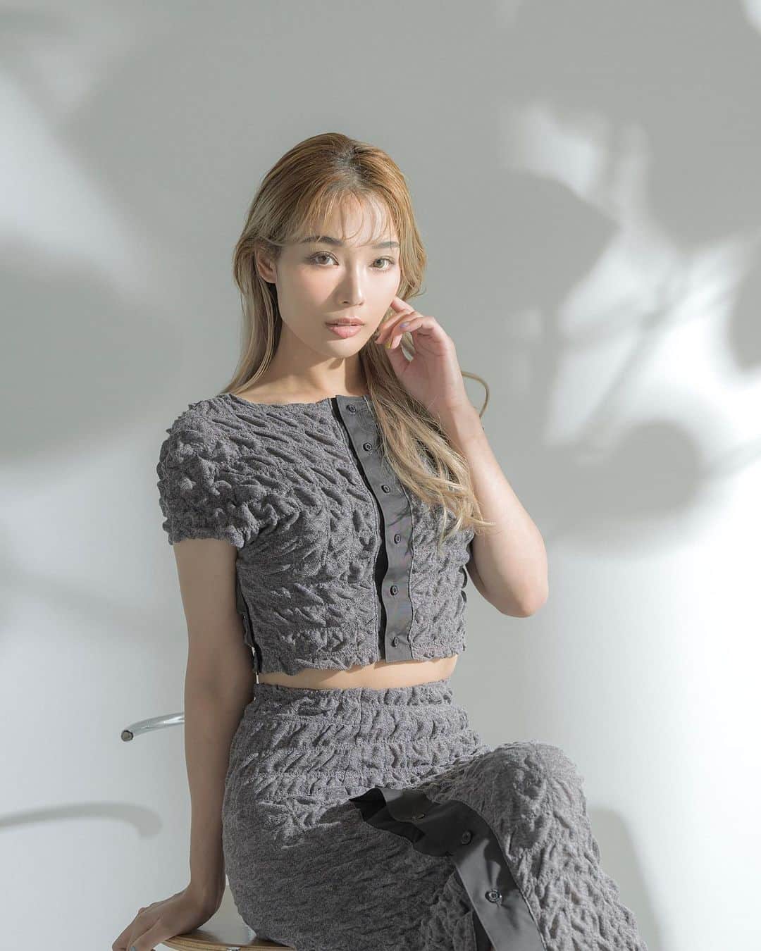 RiRiさんのインスタグラム写真 - (RiRiInstagram)「この度、ASBELLE @asbelle_official とコラボした スパークリングパックが発売開始されました🤍  従来の炭酸パックは、 1剤と2剤を混ぜて泡を発生させてから 肌に塗布する手間がかかっていましたが、 ASBELLEのスパークリングパックは1剤のジェルのみ✨  ジェルを塗布して数秒してから 泡がすぐに発泡します🫧  それは、お肌の体温を利用しているから☺️  お風呂上がりの温かい肌に塗布すると すごいスピードで発泡する体感を得られるはずです🤫🫧  また、泡を肌に塗るのではなく、 ジェルが毛穴に入ってから発泡するので、 より毛穴の収縮効果や新陳代謝が促されるのも ASBELLEスパークリングパックの特徴🌱  是非、使ってみてください🤍  #ASBELLE #スパークリングパック」9月10日 20時49分 - _ri420
