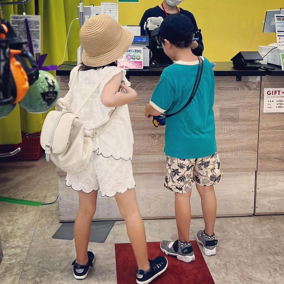 小西ゆりなさんのインスタグラム写真 - (小西ゆりなInstagram)「休日は原宿デートをする小学1年生コンビ👫💕 暑すぎたし、休日の原宿は人多すぎだったけど、2人が楽しそうで母達は大満足🥰 #小学1年生 #休日 #原宿 #お買い物 #デート #2016年生まれ #明日からまた頑張ろう」9月10日 20時50分 - yurina_konishi