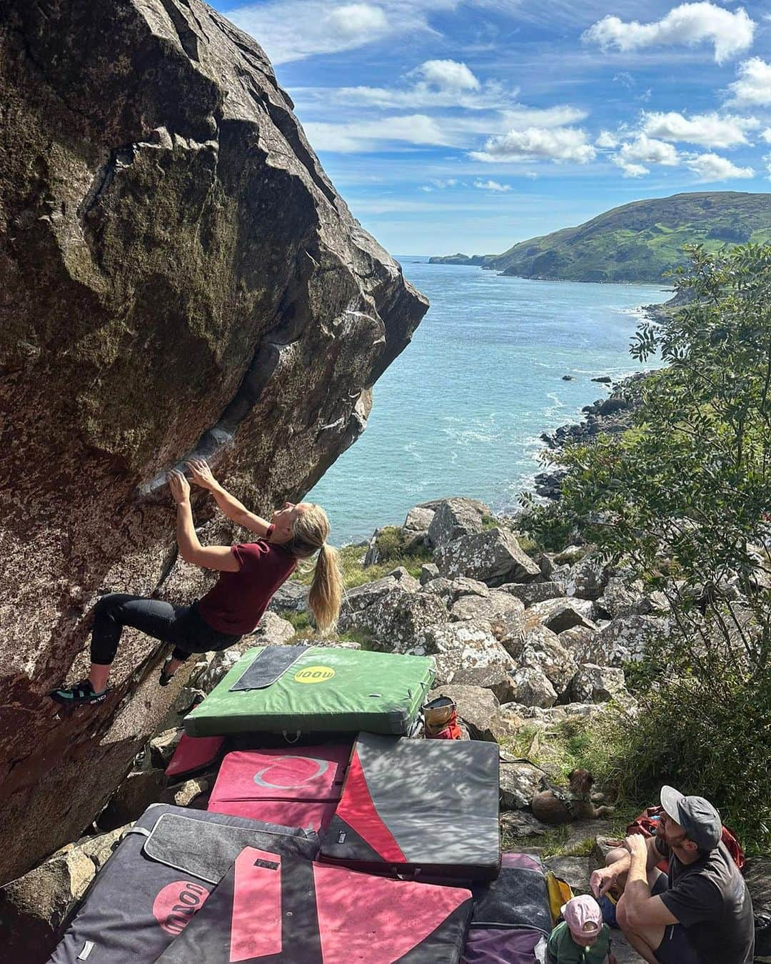 シャウナ・コックジーのインスタグラム：「Northern Ireland did NOT disappoint!   Ok, maybe we got crazy lucky with the weather but wow Fair Head is insanely impressive!   It was a little too hot to climb much but we got some really fun 7s filmed for 50 Best YouTube series and we’ve definitely got lots to come back for!   Admittedly, this is a tricky crag to climb at with a small person as the terrain is a little treacherous but luckily Frankie loved climbing the slabs and watching the dolphins swimming by and she very much appreciated the endless blackberries to pick.   Huge thanks to @simoore & @dillonmclaughlin06 for the tour, pads and spots!  And to @psychemike for joining us on this adventure. A climbing trip with a little one sure feels like an adventure 😅  Ps. This trip was lush but it was also hard. Frankie didn’t sleep well and was super clingy. Climbing time for me was limited to nap times and however long we could make the most of distractions. I mostly felt exhausted. Happy, lucky and motivated but exhausted. Just in case anyone was wondering 😅」