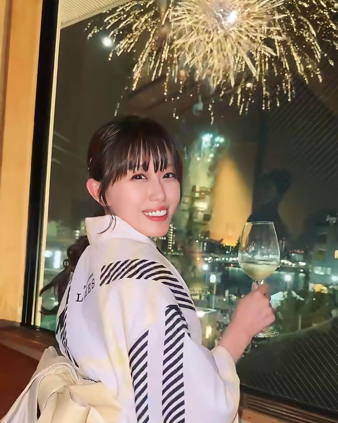 藤井舞のインスタグラム：「隅田川花火大会🎇 ※画質アップして上げ直し  #夏の思い出  #アナウンサー  #パーソナリティー  #ラジオ  #fmfuji  #女性経営者  #BARオーナー  #赤坂BAR  #会員制BAR  #花火大会  #花火」