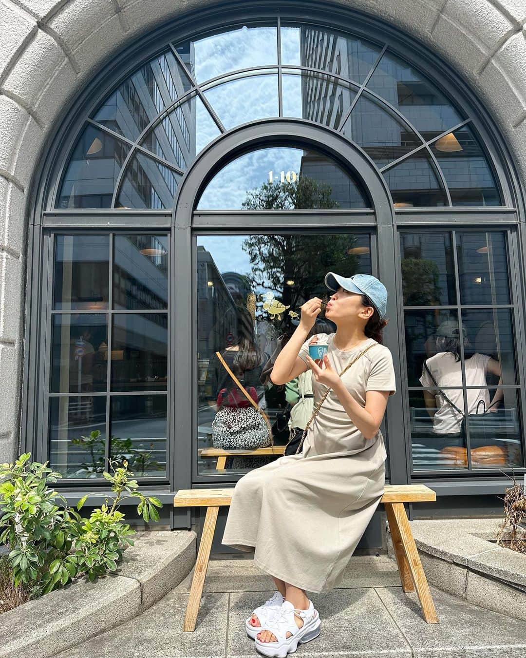 のインスタグラム：「. . 美味しかった楽しかった日🥳  チョコレート屋さんだけあって チョコジェラートがカカオ🍫 って感じで美味しかった🤤  イートインは土日は並ぶ模様で 12時半くらいに着いて 名前を伝えて14時に戻るって 感じでした☺️  ジェラートはちょっと並ぶけど 割とすぐ食べられます🙆‍♀️  これは待ち時間に食べただけで メインのパフェは後日投稿します🫢  月曜日からまた頑張っていきましょ〜🥳  #teal @teal_tokyo   #ジェラート#チョコレート #日本橋カフェ#東京カフェ #カフェ巡り#スイーツ巡り #休日の過ごし方#日本橋#東京 #gelato#chocolate#icecream  #followme#japanesegirl  #tokyotrip#tokyotravel  #yummy#sweetslover  #tokyo#japan」