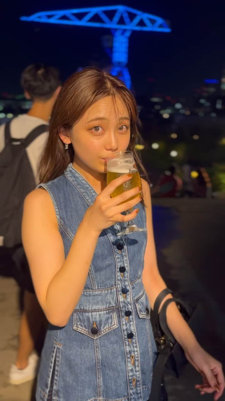 すえきひなたのインスタグラム：「@oktoberfest1810 行ってきた🍺　 今回は豊洲で開催🏁 毎回お邪魔させてもらってるけどまたビール党にはほんとたまらないよねうんうん。 . 日比谷はビルに囲まれた非日常感だけど、 豊洲は夜景を眺めながらゆっくりも出来て違った雰囲気だったな。 9/20までやってるよー！！ . . #オクトーバーフェスト#オクフェス #豊洲#豊洲ららぽーと」