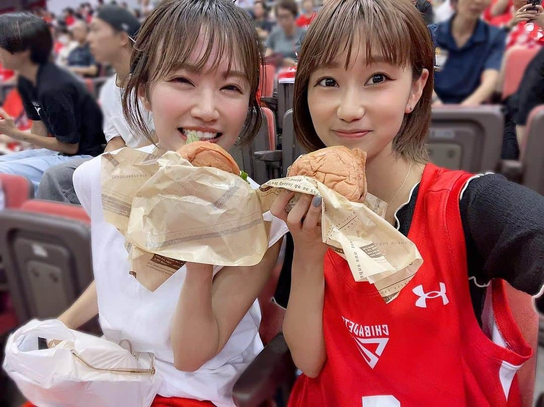 菜乃花のインスタグラム：「🏀  初めての船橋アリーナ、 ななせちゃんが名物バーガー買ってくれて、 試合中も色々教えてくれて楽しかった〜！✨  わたしだいぶ先輩なのにいつも面倒見てもらってる☺️」