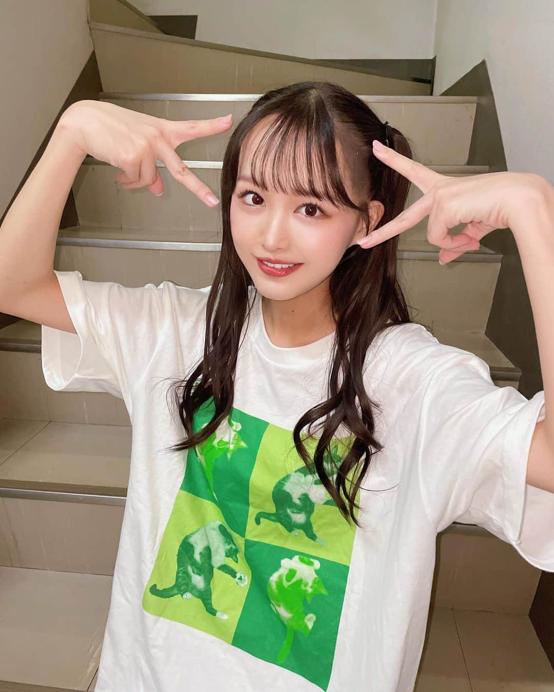 福田朱里のインスタグラム：「ヴィレッジヴァンガード×福田朱里🍏 ビッグシルエットTシャツ 白 Lサイズ着用です。(身長164cm)  9/17までのオンライン限定販売！ ストーリー/ハイライトにあるリンクからぜひチェックしてください◎  #ヴィレッジヴァンガード #アイドル #ねこ #ヴィレバン #ネコスタグラム #猫グッズ #ハーフツイン #ツインテール #コラボ商品 #グッズ #アイドルグッズ #Tシャツコーデ #緑コーデ #アイドルヘア #Tシャツデザイン #STU48 #villagevanguard #IDOL #design #cat #catstagram #ootd #japanesegirl #graphicdesign」