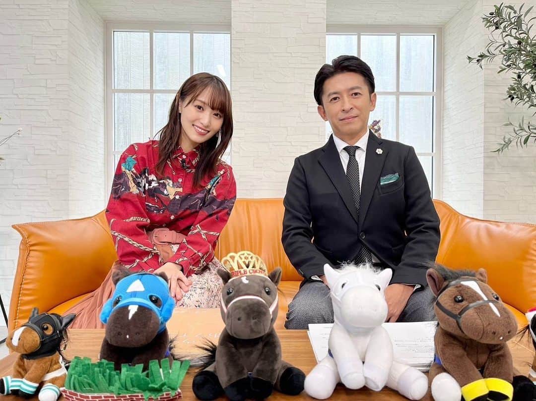 菅井友香さんのインスタグラム写真 - (菅井友香Instagram)「カンテレさんにて新番組 『菅井友香のウマのおケイコ〜教えて福永先生〜』 が始まることになりました🏇  福永祐一調教師が、GⅠレースのわかっているようで、わかっていないことを分かりやす〜く解説してくださる番組です✏️  福永先生と一緒に乗馬出来る日が来るなんて、、、とても光栄でした！  みなさん、ぜひみてくださいね🐎  【初回放送】 9月29日(金)22時52分～  カンテレ競馬でYouTube配信もあります🥕  🐴 写真で乗せて頂いた馬は、現在誘導馬として活躍しているクインズマラクータくん✨  #競馬 #カンテレ #福永祐一　さん #馬」9月10日 20時48分 - yuuka_sugai_official