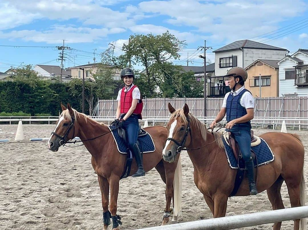 菅井友香さんのインスタグラム写真 - (菅井友香Instagram)「カンテレさんにて新番組 『菅井友香のウマのおケイコ〜教えて福永先生〜』 が始まることになりました🏇  福永祐一調教師が、GⅠレースのわかっているようで、わかっていないことを分かりやす〜く解説してくださる番組です✏️  福永先生と一緒に乗馬出来る日が来るなんて、、、とても光栄でした！  みなさん、ぜひみてくださいね🐎  【初回放送】 9月29日(金)22時52分～  カンテレ競馬でYouTube配信もあります🥕  🐴 写真で乗せて頂いた馬は、現在誘導馬として活躍しているクインズマラクータくん✨  #競馬 #カンテレ #福永祐一　さん #馬」9月10日 20時48分 - yuuka_sugai_official