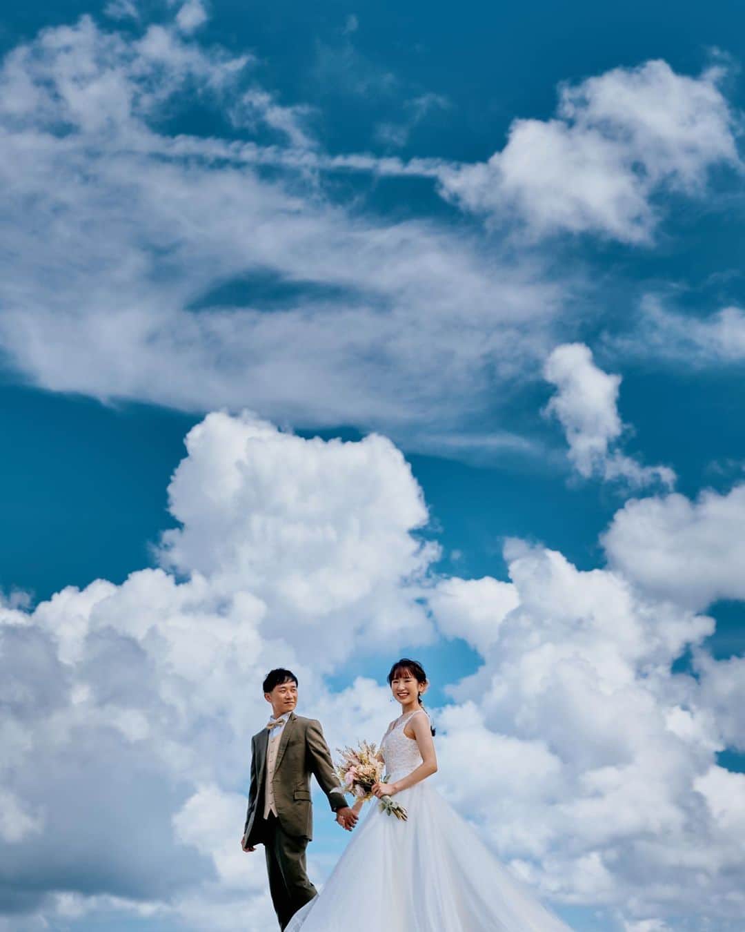 STUDIOSUNS DE&COさんのインスタグラム写真 - (STUDIOSUNS DE&COInstagram)「予定していたビーチが大雨のため古宇利島で撮影🏃 結果青空の写真が撮れて良かったー！ 📸百田@momota.deco.ph   どの写真がお気に入りですか？コメントもいただけたらとても嬉しいです！💒🗨️ #撮る結婚式 #StudioSUNS #沖縄 #沖縄フォトウェディング #プレ花嫁 #古宇利島」9月10日 20時48分 - studiosuns_okinawa