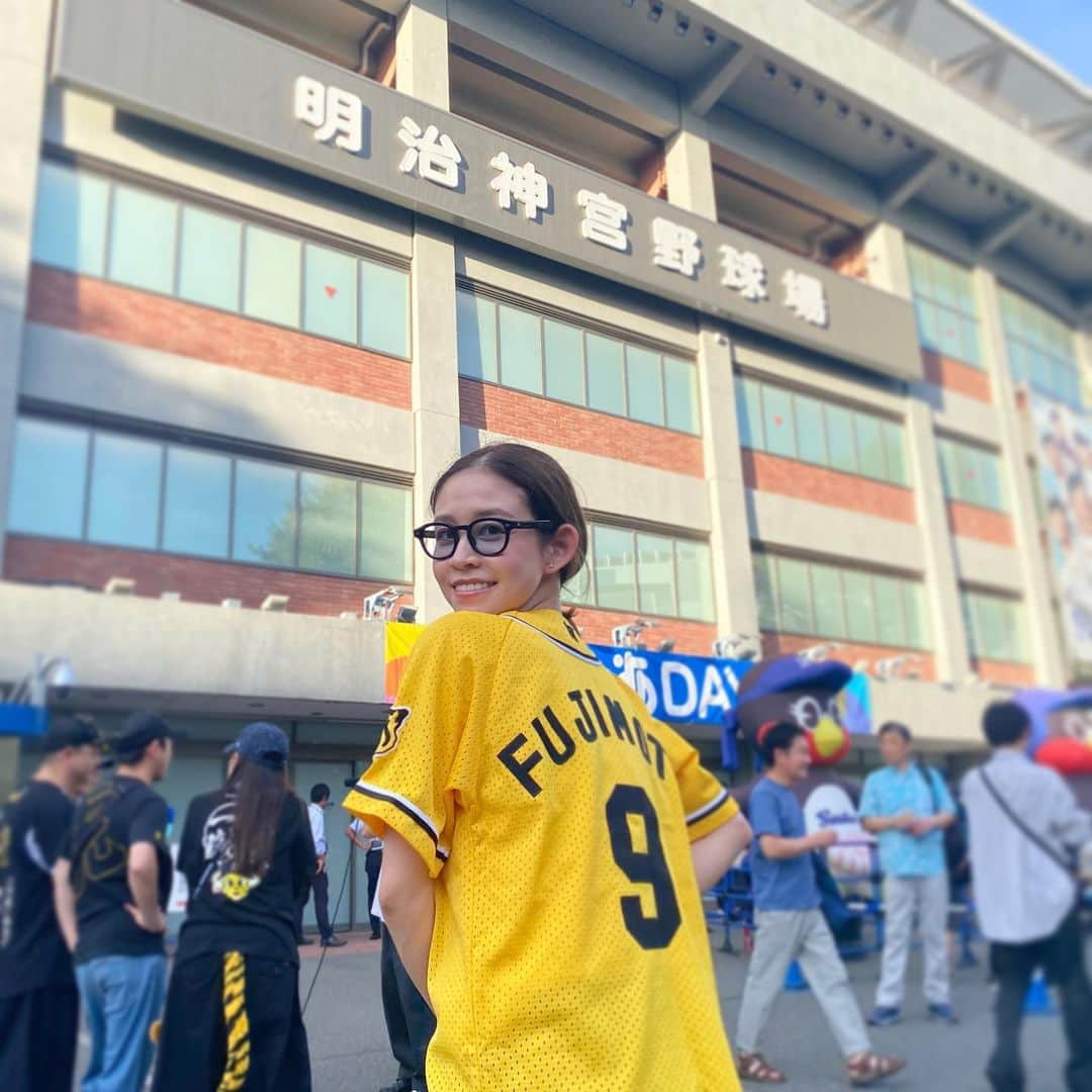 帆春のインスタグラム：「. 3塁コーチャーを観に行く🐯⚾️  #オタ活 #9 #野球 #野球観戦 #スポーツ観戦 #阪神タイガース #阪神 #Tigers #タイガース #ヤクルトスワローズ #swallows  #明治神宮球場 #神宮球場 #球場 #外苑前  パパが東京へ遊びに来たから 藤本ユニフォーム着て2人で神宮球場に！⚾️✨」