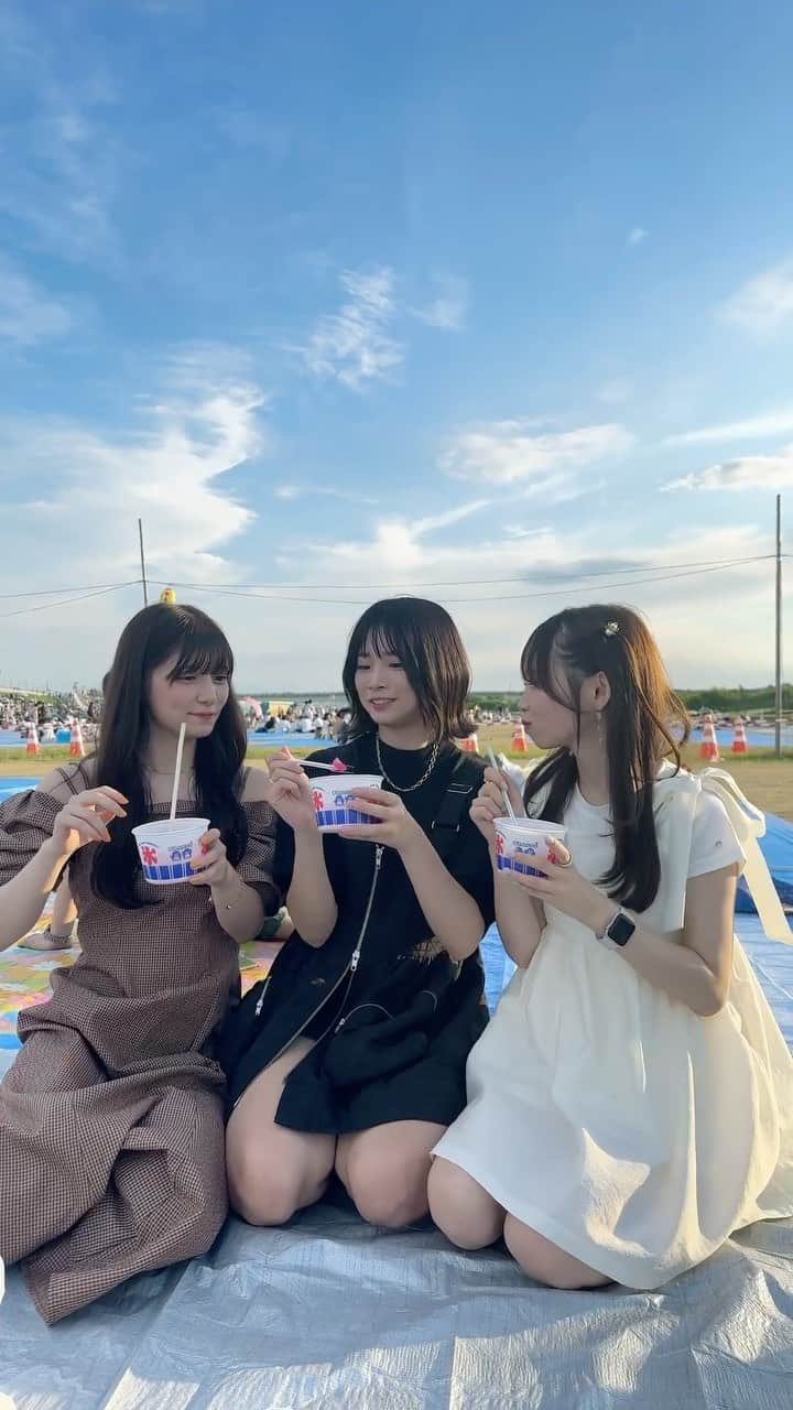 畑美紗起のインスタグラム：「同い年組3人の夏の思い出🌻🍉☀️ 来年は×純のみんなでいきたいなぁ〜❕  他の3大花火大会も行ってみたい… みんなはどこの花火大会が1番感動した？🎆  #長岡 #花火大会 #花火 #夏 #夏休み #僕の夏休み #長岡花火 #裸足でsummer #x純文学少女歌劇団 #dailylook #me #shooting #japanese #japan」