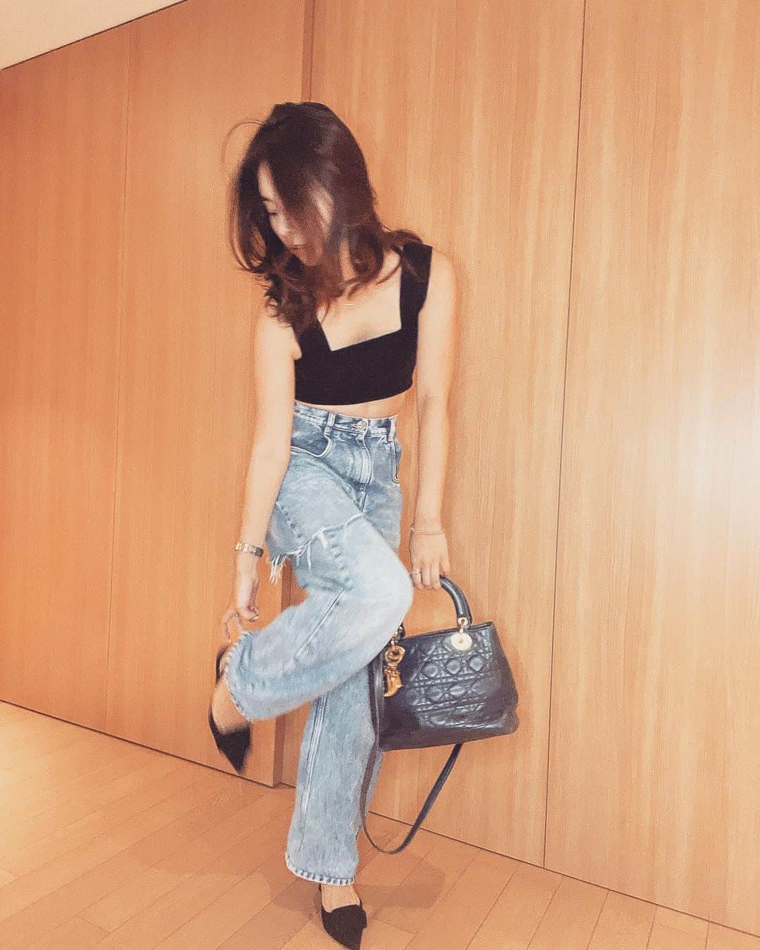 のインスタグラム：「私服♡  日曜日何して過ごしましたか？ デパートに行くとデパ地下が楽しくて予定のないものまで買っちゃう🫢  老舗のお菓子も見たことないスイーツも魅力的で色々買って帰りました✨  Tops @extreme.cashmere  Denim @maisonmargiela  Heels @manoloblahnik  Bag @dior   #るみな服#ootd#fashion #maisonmargidladenim #ladydiorbag」