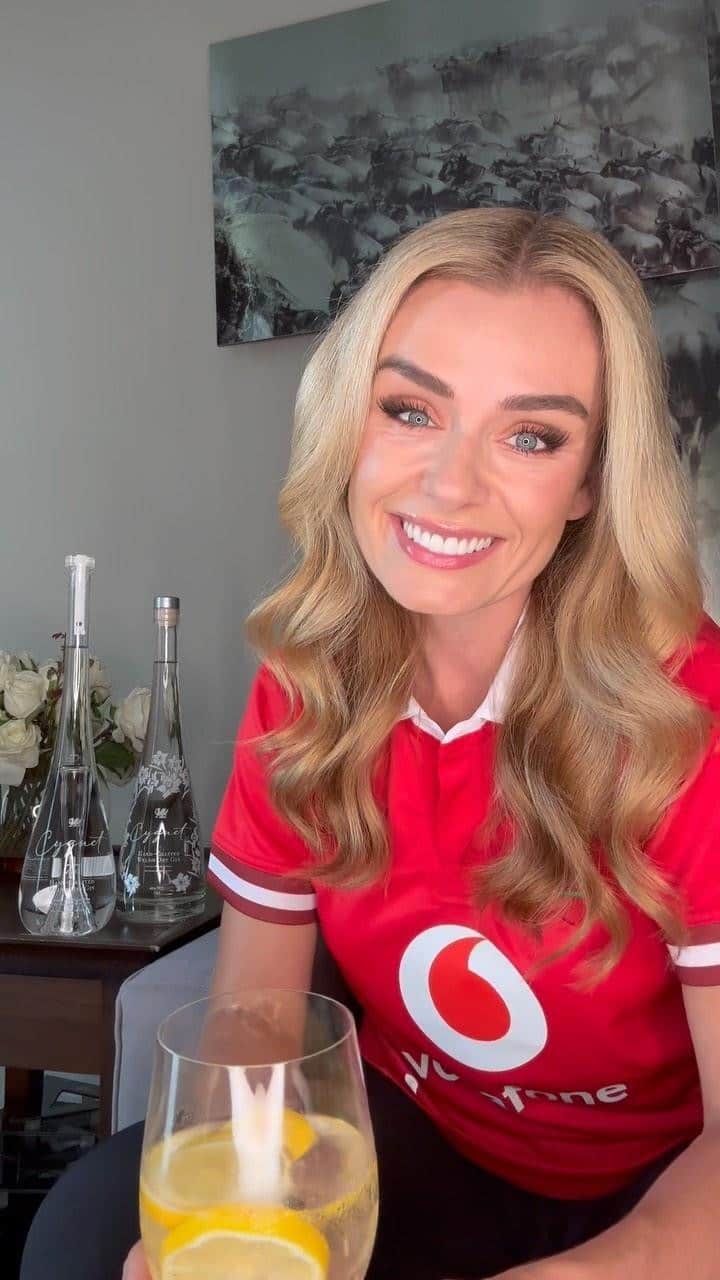 キャサリン・ジェンキンスのインスタグラム：「Come on Wales! #worldcup #rugby #rugbyworldcup2023 #rugbyworldcup @welshrugbyunion @cygnet_gin #Wales #Fiji #france #ad #ownbrand」