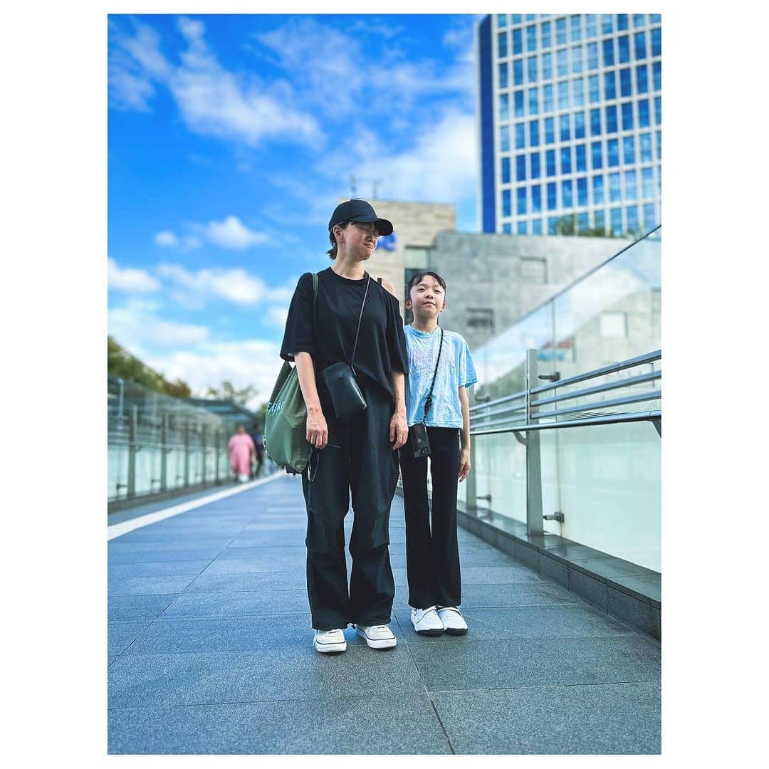 肥野竜也のインスタグラム：「＂母と娘＂ あっという間に肩より大きくなって〜 もう直ぐ身長が追いつかれそうだね。 それにしても二人似てんな〜w ⁡ #母と娘 #娘 #家族 #ファミリー #daughter #family」