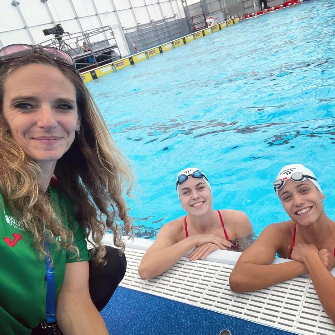 ヴィルジニー・デデューのインスタグラム：「🤩 WORLD CHAMPIONSHIPS 🇯🇵  • — FUKUOKA 2023 — • Retour sur les championnats du Monde Senior 🌎 en juillet  où j’y étais présente en tant que COACH pour la 3eme fois de ma carrière (après les Euro 2014- Budapest 2019 avec Ona ) La Coach du Portugal 🇵🇹 ne pouvant se déplacer au Japon m’a demandé de la remplacer. Merci pour ta confiance 😘  J’ai pu bosser avec 2 superbes Athlètes … Investies .. Travailleuses. Qui ont su marquer l’histoire de leur Pays en rentrant pour la 1ère fois en finales mondiale..!!! 👍🏼💪🏼🤩🧜🏼‍♀️🧜🏼‍♀️ BRAVO Cheila & Bea @synchroduet_por & bien sûr à leur coach @sylviamendi 🙏🏼👏🏼👏🏼👏🏼 Merci au Staff de leur accueil   Un plaisir pour moi de les avoir accompagné 🤗😊  #synchronisedswimming #artisticswimming #athletes #swimmer #portugal🇵🇹 #girls #sharing #japan #fukuoka @world_aquatics @fukuoka2022」