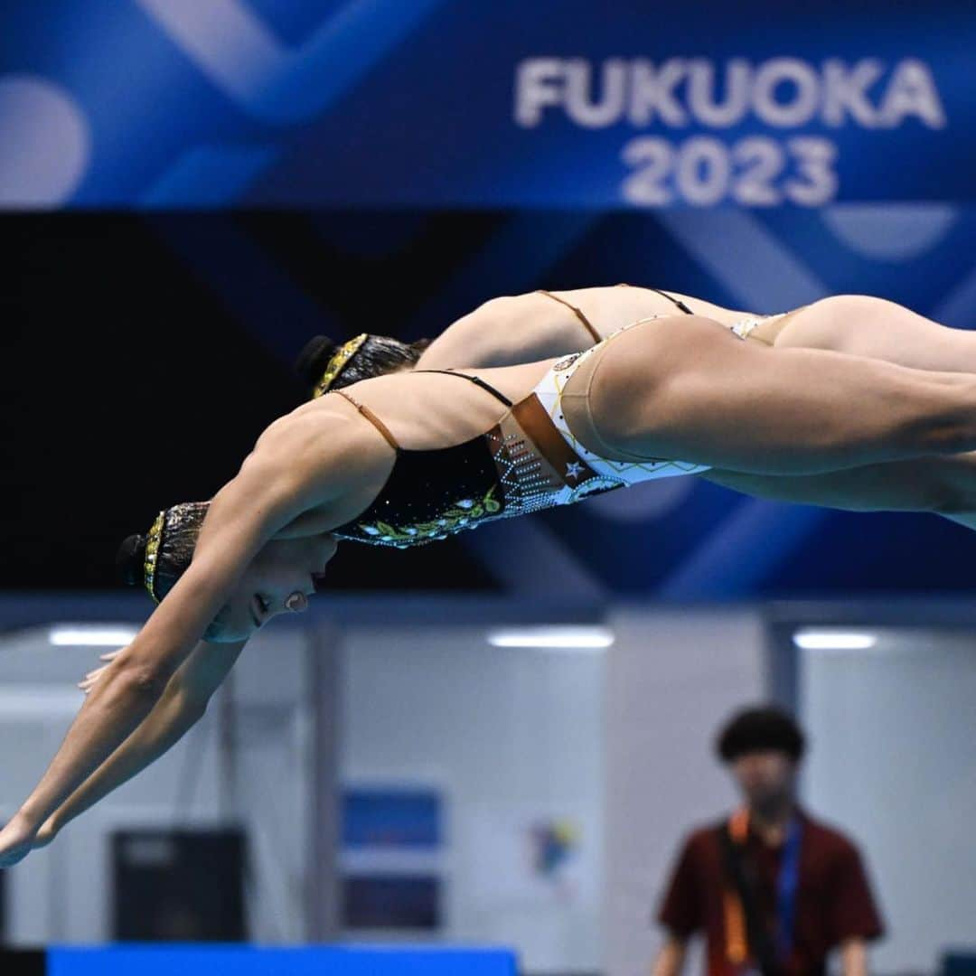 ヴィルジニー・デデューさんのインスタグラム写真 - (ヴィルジニー・デデューInstagram)「🤩 WORLD CHAMPIONSHIPS 🇯🇵  • — FUKUOKA 2023 — • Retour sur les championnats du Monde Senior 🌎 en juillet  où j’y étais présente en tant que COACH pour la 3eme fois de ma carrière (après les Euro 2014- Budapest 2019 avec Ona ) La Coach du Portugal 🇵🇹 ne pouvant se déplacer au Japon m’a demandé de la remplacer. Merci pour ta confiance 😘  J’ai pu bosser avec 2 superbes Athlètes … Investies .. Travailleuses. Qui ont su marquer l’histoire de leur Pays en rentrant pour la 1ère fois en finales mondiale..!!! 👍🏼💪🏼🤩🧜🏼‍♀️🧜🏼‍♀️ BRAVO Cheila & Bea @synchroduet_por & bien sûr à leur coach @sylviamendi 🙏🏼👏🏼👏🏼👏🏼 Merci au Staff de leur accueil   Un plaisir pour moi de les avoir accompagné 🤗😊  #synchronisedswimming #artisticswimming #athletes #swimmer #portugal🇵🇹 #girls #sharing #japan #fukuoka @world_aquatics @fukuoka2022」9月10日 20時53分 - virginie_dedieuoff