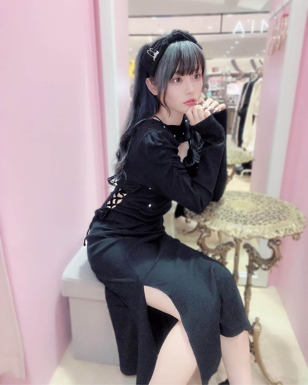 さきちゃんのインスタグラム：「ㅤㅤㅤㅤㅤㅤㅤㅤㅤㅤㅤㅤㅤ 大人な格好がしたい気分なんですよね(当社比) #ankrouge #アンクルージュ #大宮アルシェ #アルシェ #大宮駅 #ロングワンピ #ロングワンピース #大人ファッション #大人コーデ #タイトワンピース #ブラックコーデ #量産型 #隠しきれないヲタク」
