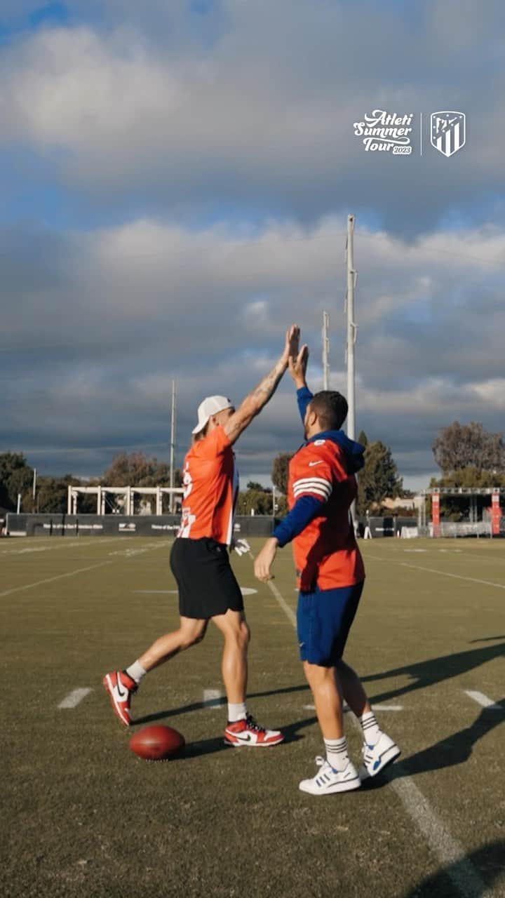 アトレティコ・マドリードのインスタグラム：「Good luck on the new season to our hermanos from the Bay 🌁🏈」