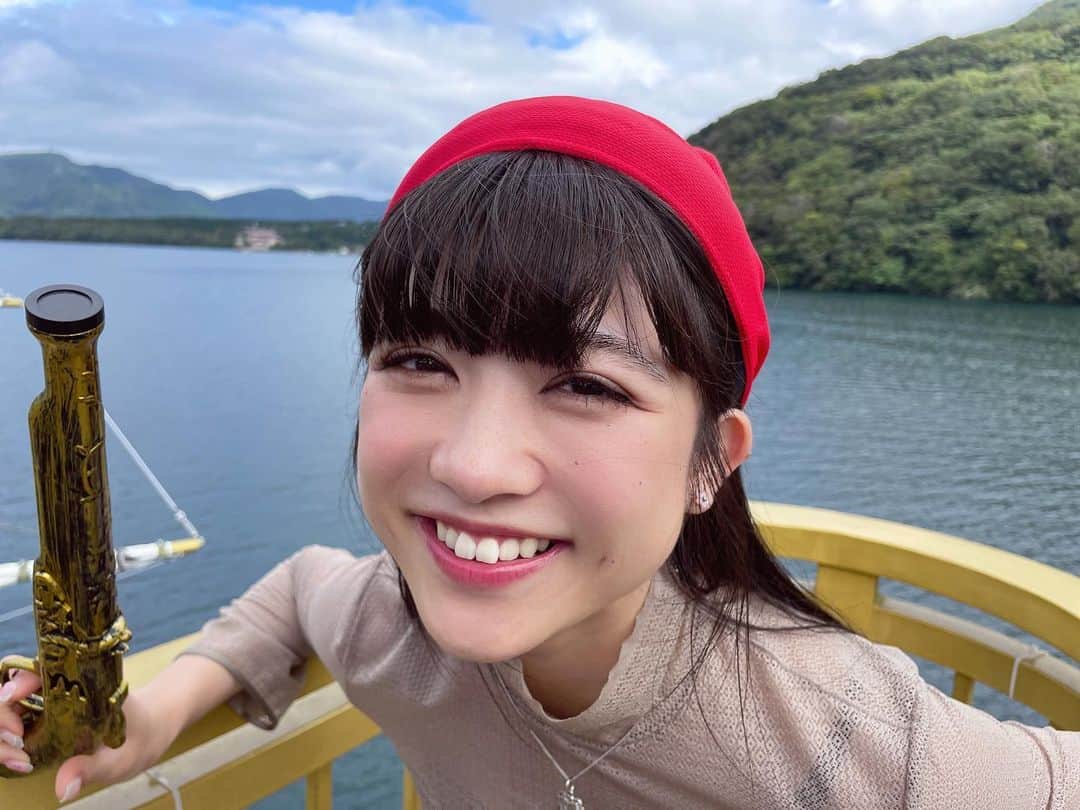 新井ひとみさんのインスタグラム写真 - (新井ひとみInstagram)「この箱根海賊船 乗ってみたかったんだぁ♪  やっと♪♪  東京女子流と行く1泊2日のまったり旅行 5年振りの開催でしたが、みんなの輪が徐々に縮まっていく感じとかね♪嬉しながら見ておりましたっ  最後はバイバイ寂しかったもんね😂  なかなか開催できなかったからこそ、思い出もｷﾞｭｷﾞｭｯﾄって深まって本当に最高な時間でした笑 メンバーとも夜同じ部屋で写真&動画大会でしてわちゃわちゃしたのよ😂✨  まったり旅行来てくれたみんなありがとう🫶 今回来れなかった皆さんも♪是非次回ある時は、女子流メンバーと思い出をグツグツと作っていきましょ＾＾  ずっと付いて女子流をサポートしてくれたスタッフの皆さん♪ありがとうございました✨  #女子流とまったり旅行 #女子流　#東京女子流　#新井ひとみ　#箱根　#箱根旅行 #箱根観光 #箱根神社 #箱根園　#箱根海賊船 #海賊　#海賊フォト #船　#FC旅行 #アスタライト #箱根町港 #元箱根港　#생일　#생일선물　#생일파티　#생일케이크　#도쿄여자류　 #좋아요환영　#데일리룩　#오오티디　#팔로우미」9月10日 20時59分 - hitomi_tokyogirlsstyle
