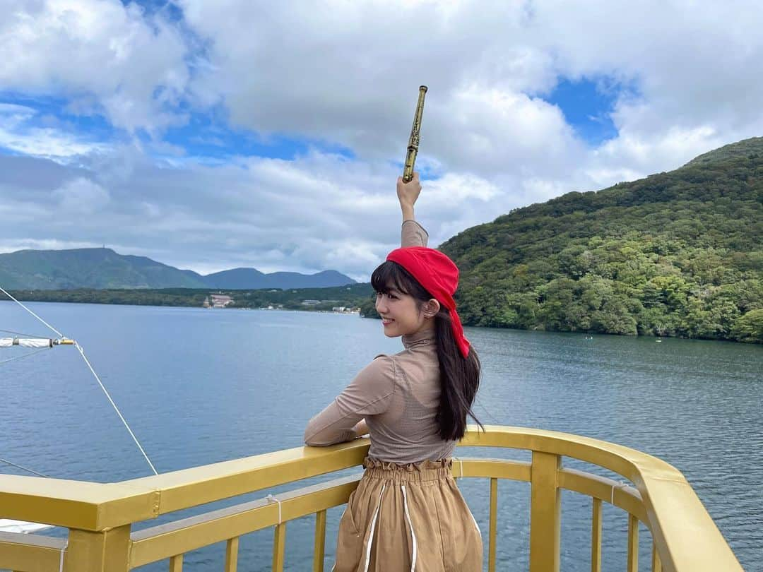 新井ひとみのインスタグラム：「この箱根海賊船 乗ってみたかったんだぁ♪  やっと♪♪  東京女子流と行く1泊2日のまったり旅行 5年振りの開催でしたが、みんなの輪が徐々に縮まっていく感じとかね♪嬉しながら見ておりましたっ  最後はバイバイ寂しかったもんね😂  なかなか開催できなかったからこそ、思い出もｷﾞｭｷﾞｭｯﾄって深まって本当に最高な時間でした笑 メンバーとも夜同じ部屋で写真&動画大会でしてわちゃわちゃしたのよ😂✨  まったり旅行来てくれたみんなありがとう🫶 今回来れなかった皆さんも♪是非次回ある時は、女子流メンバーと思い出をグツグツと作っていきましょ＾＾  ずっと付いて女子流をサポートしてくれたスタッフの皆さん♪ありがとうございました✨  #女子流とまったり旅行 #女子流　#東京女子流　#新井ひとみ　#箱根　#箱根旅行 #箱根観光 #箱根神社 #箱根園　#箱根海賊船 #海賊　#海賊フォト #船　#FC旅行 #アスタライト #箱根町港 #元箱根港　#생일　#생일선물　#생일파티　#생일케이크　#도쿄여자류　 #좋아요환영　#데일리룩　#오오티디　#팔로우미」