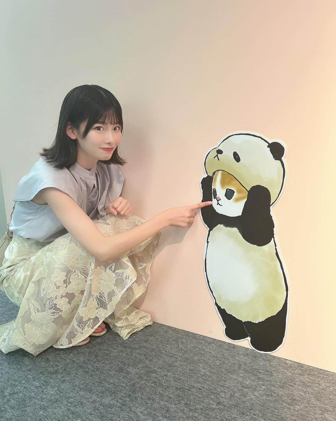 浅井七海のインスタグラム：「. パンダにゃんこの真似…🐼！  imitation of a panda cat  #mofusand展 #mofusand #猫 #cat #パンダ #panda」