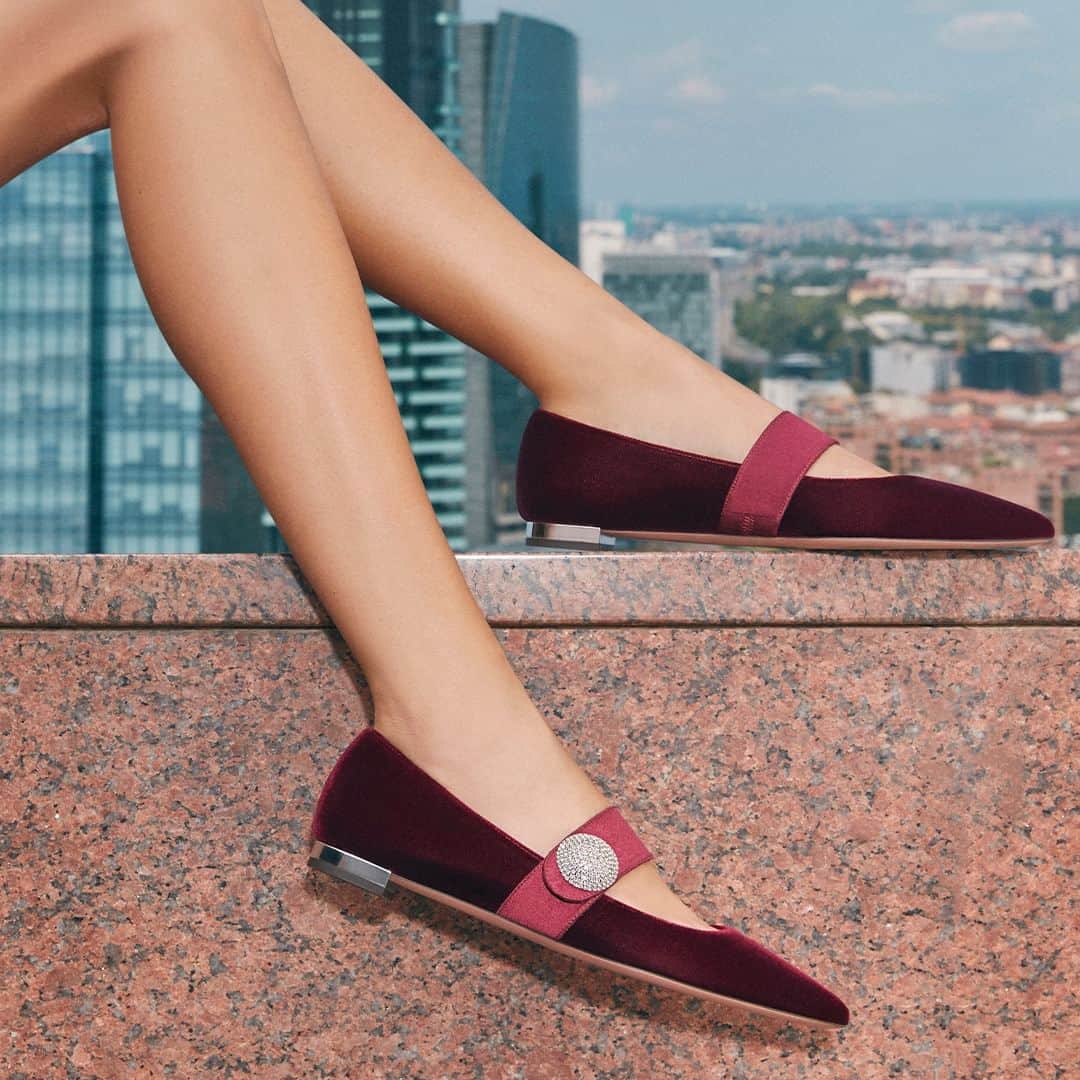 Aquazzuraのインスタグラム：「It’s all about flats !! The best of both worlds. Meet Crystal Macaron Flat in timeless burgundy, made from a sumptuous velvet-satin blend and finished off with crystal embellishments   #AQUAZZURA  #aquazzuraflats」
