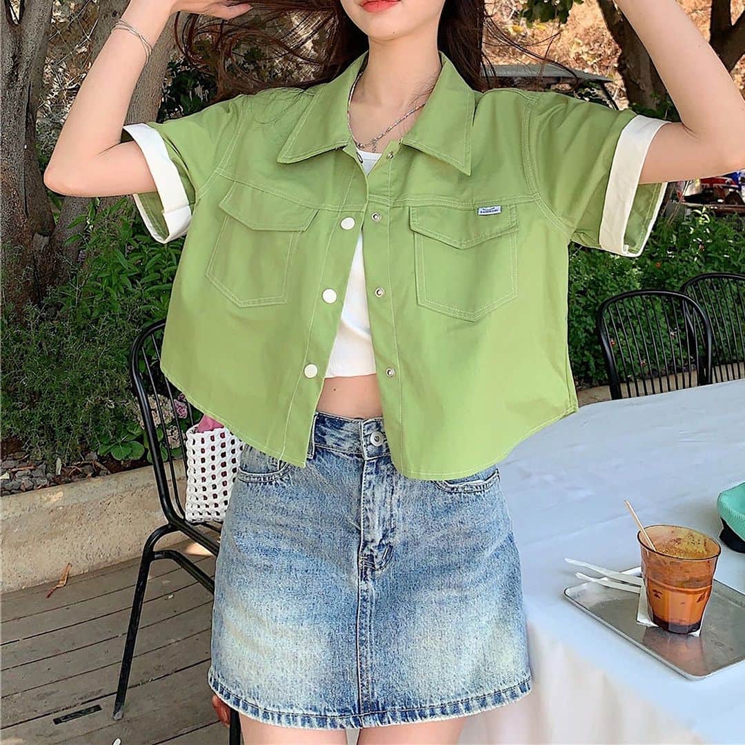 のインスタグラム：「👈韓国ファッションのトレンドアイテムは17kgで購入🖤  チェックしてみてね🇰🇷  【半袖シャツ N8044S】  #韓国ファッション #韓国コーデ #17kg #イチナナキログラム #プチプラコーデ #プチプラファッション」