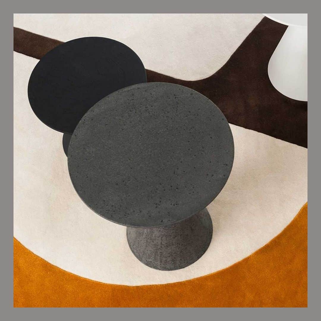 Cassina ixc. (カッシーナ・イクスシー) のインスタグラム：「円錐形のベースの先端に大きな円形の天板が絶妙なバランスで浮かんでいるようなデザインの＜CLAY MINI（クレイ・ミニ）＞。手作業で表面に施されるクレイ仕上が、独特の表情を生み 出しています。 . #cassinaixc #desalto #design #interior #lifestyle #カッシーナイクスシー #インテリア #インテリアコーディネート #インテリアショップ #家具 #家具コーディネート #デザイン #ライフスタイル」