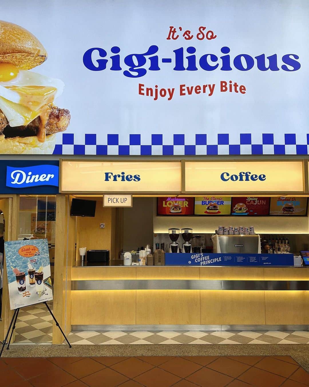 のインスタグラム：「🥤🍔🛼 　 　 タイプすぎるお店へ🥤 こーゆーお店でローラースケート履いて ウエイトレスの服着て働きたい🛼(？) この感じ伝わる人いるかなあ🤔☁️☁️ 　 Pergi ke GIGI COFFEE DINER di The Curve🍔 Kedai comel. Saya minum shake😋🥤 　 　 #GIGICOFFEEDINER#GIGICOFFEE#TheCurve#kafe #ちゃりふぁっしょん」