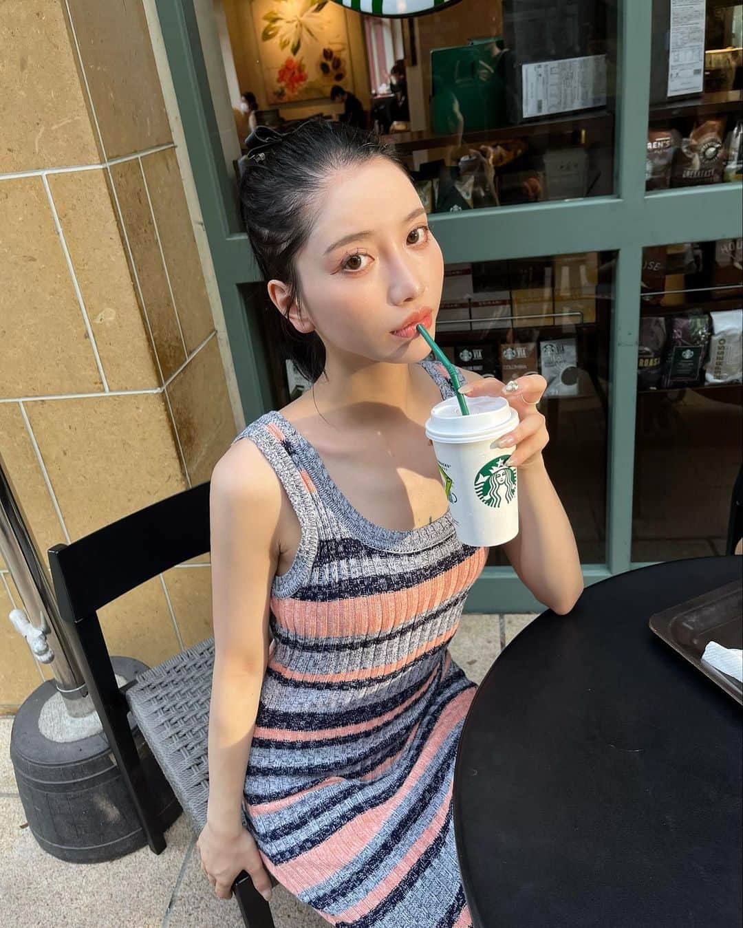 のインスタグラム：「涼しいかなぁと夕方にお出かけしたけど、まだまだ暑いね😐💙  最近このワンピースお気に入り🩷 こればっか着てる🥺 @dolly_officialshop だよん✨  最近お出かけしてないから、スタバでドーナツ食べてアカチャンホンポ行った日曜日👌🏾 しっかり今日もバタコさん買わされました🤪  #韓国ファッション#韓国コーデ#女の子ママ#姉妹ママ#2歳差育児#2歳差育児」