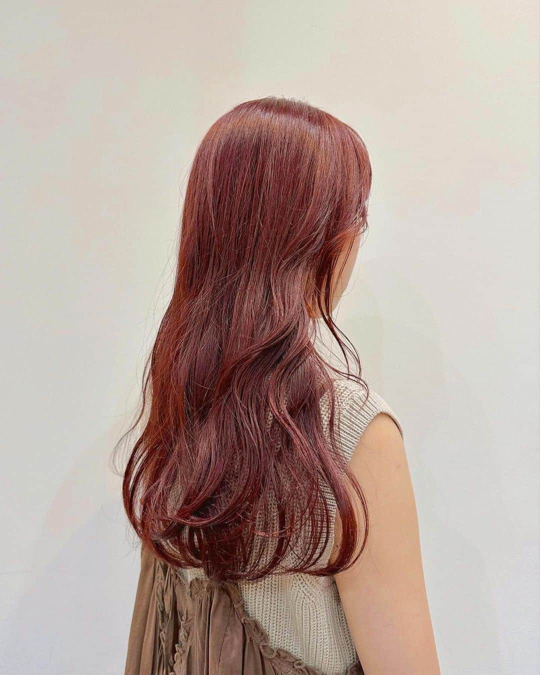 Momoのインスタグラム：「. 大人気の赤髪🧑🏻‍🦰♡ ことしの秋はこれで決まり🍂 . . #赤髪#チェリーレッド#レッドカラー」