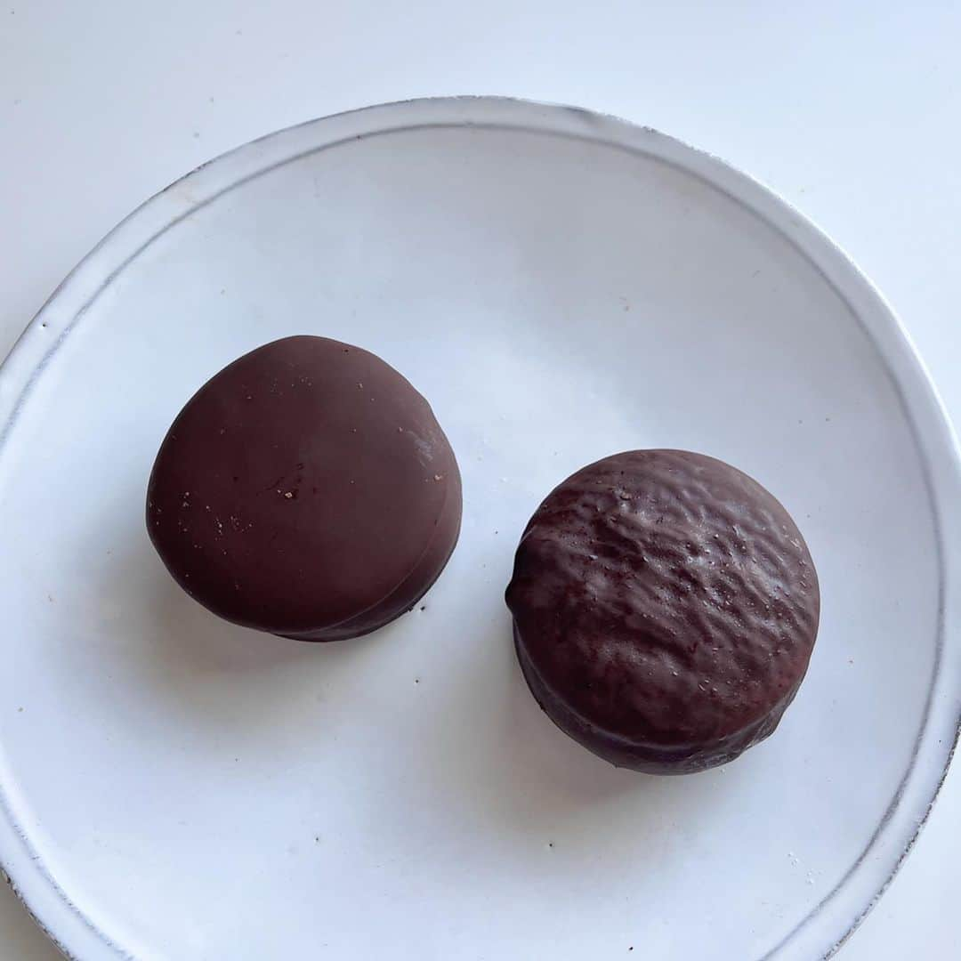 市川歩美のインスタグラム：「ロッテのチョコパイが生にー？？🍫  ロッテが、チョコパイの箱入りではない生バージョン、「生チョコパイ」を9月1日から販売しているのてすよ。知ってましたか？？  2年ほど前に、関東甲信越エリアだけで販売されましたが、今回は全国発売（北海道除く）で。  「生 チョコパイ」 「生 チョコパイ＜イタリアンティラミス＞」 の2種類があります。  スーパーやドラッグストアの、プリンなどが並んでいる冷蔵の売り場でみつけてみてくださいね。  一個入りで180円くらいです。  クリームたっぷり、生地はしっとり、クリームがたっぷりすぎて背が高いです。  （チョコパイファンの私はすっかり気に入りました🥰）  #チョコレート #チョコレート大好き  #チョコパイ #生チョコパイ #チョコレート好きと繋がりたい  #chocolate  #ilovechocolate  #chocolat #chocolatelovers  #chocolate」