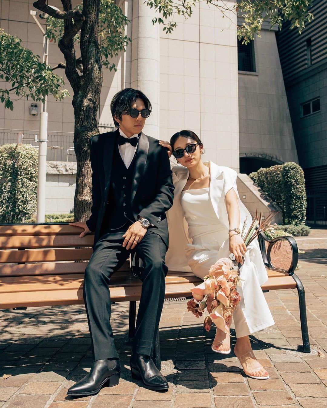 のインスタグラム：「🪐🫏💐🖤  やっと結婚式の招待状を送り終わり いよいよ準備も本格的にSTART😮‍💨  結婚式のWEB招待状には7月に撮った写真を使ったんだけど、めちゃめちゃ好評で嬉しかったぁ〜☺️✨  2回目のウエディングフォトは @ella.weddingfilm で撮って貰いました📽️  もうね、私たちが凄いというより カメラマンチームの手際の良さと センスが全てを作り出してくれました。笑  写真撮影中にテキパキと動画も撮ってくれて 動画も本当仕上がりが良いのなんの.... 本当に良い写真ばっかりで感謝しかない🥲🤍  衣装は @nuts__wardrobe の オススメの海外インポート衣装🕊️ ドレスは沢山着るだろうと思い あえてパンツスタイルにしました✌🏼  ウエディングフォト撮る予定がある方は 本当〜にオススメなので是非お願いしてみてぇぇ🥹  .」