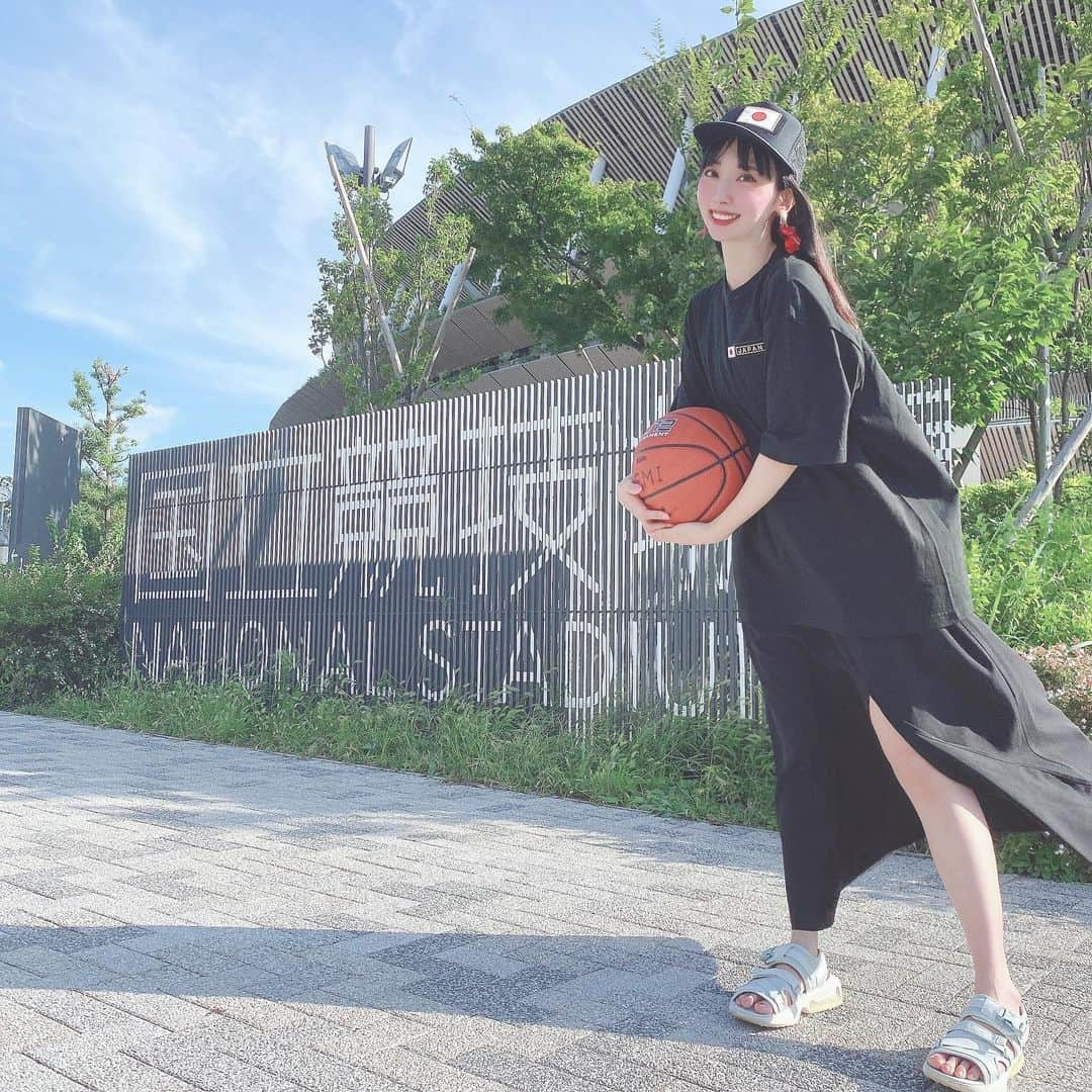 恵美のインスタグラム：「.  バスケットボールW杯 日本の活躍は素晴らしかったですね❣️🏀✨  パリオリンピック出場も決まり 世間の注目度も上がって かなり盛り上がっていたなと感じます😆✨  スポーツ観戦が大好きな私にとって 応援グッズも欠かせません🇯🇵🏀⚾️⚽️🏉  日本のキャップとTシャツをGETしたので 国際試合で日本を応援する時に必ず着ます❣️🇯🇵  私が所属していたフィギュアスケートクラブの すぐ目の前にある国立競技場  現役の時はここに週7で来て 陸トレもやっていたなぁ⛸️✨  国立競技場で逆立ちとか 側転をさせられてました🤸🏻‍♀️笑  PR @ore_no_necktie  #応援グッズ #キャップ #Tシャツ #男女兼用 #俺のネクタイ #バスケ #日本代表」