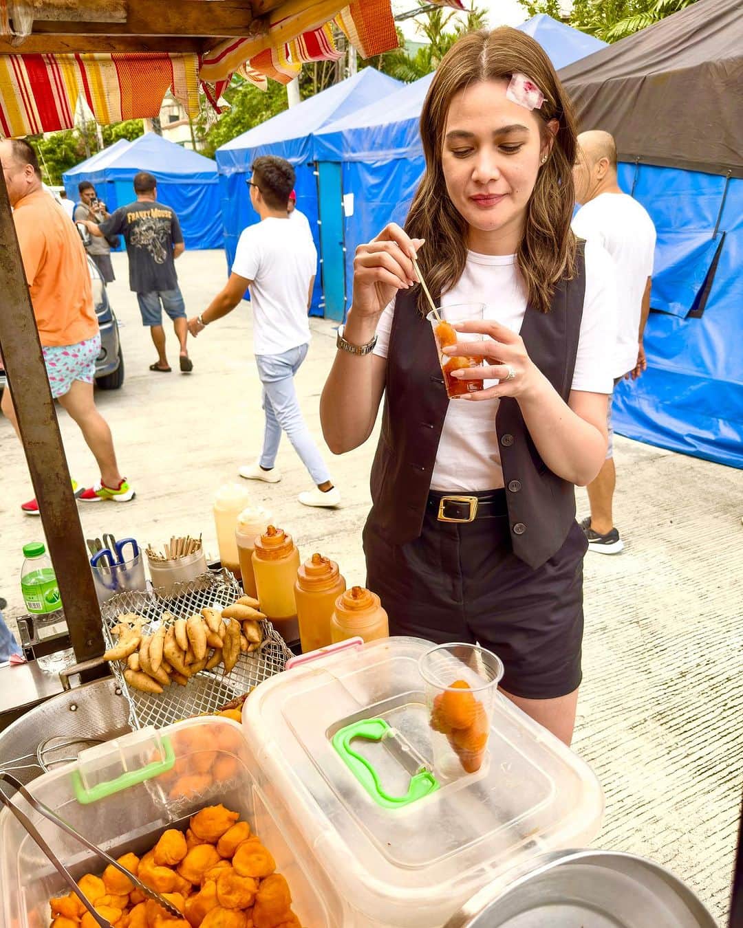 ベア・アロンゾのインスタグラム：「Huli ka!! Fish ball and kwek-kwek break while on the set of Love Before Sunrise. 🥰 Kakamiss! Favorite mo hun oh @dominicroque 🍢🍡」