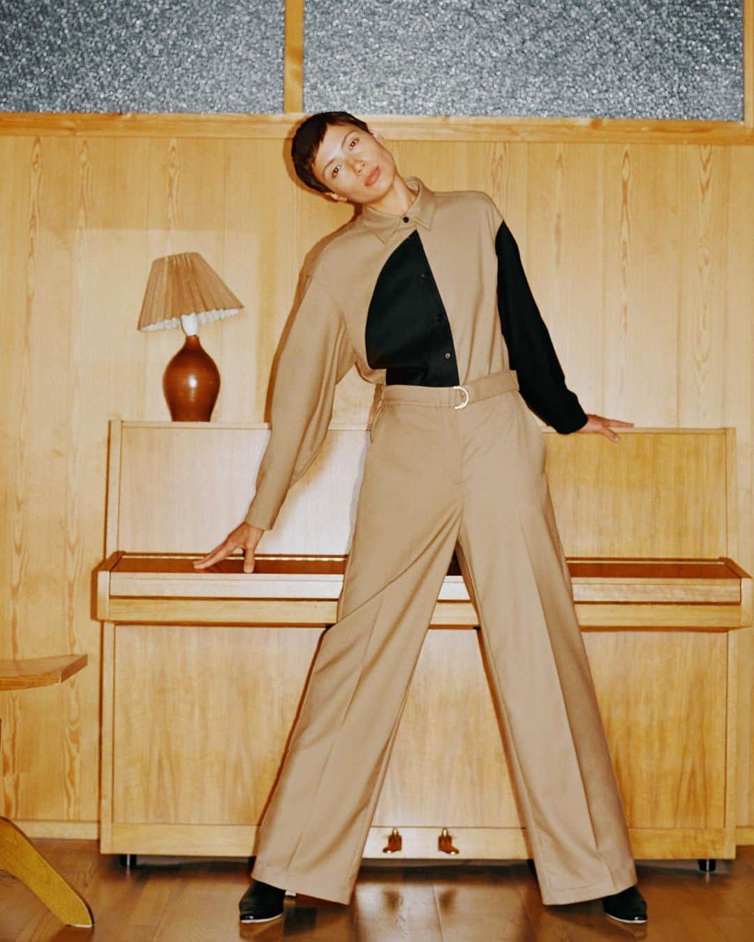 マリメッコのインスタグラム：「📐 Redefine your fall wardrobe with a nod to architecture.  You can pull together a modern tailoring ensemble in seconds by tucking a high-contrast shirt into a pair of wide-leg pants with a built-in belt. A groovy yet subdued statement, whichever way you tilt it.    Shop the look from the link in the bio and at marimekko.com. #marimekko #FW23」