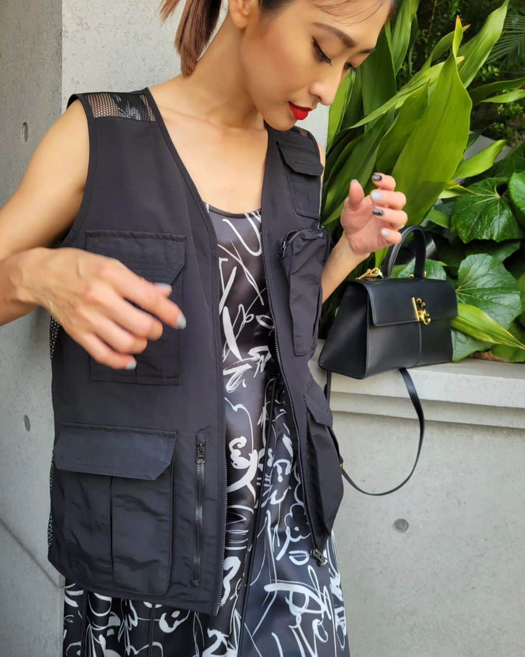 山田優さんのインスタグラム写真 - (山田優Instagram)「まゆみさん @sadamayumi と @the_weekend_hotel とのコラボベストが最高すぎる!!!!!  12個ポケットがあるから ちょろっとしたお出かけならバッグいらないかも😍  と思いつつ バッグ持っちゃってるけどね。w  #bag @cafune.official  #onepiece @ujoh.official  #shoes @chanelofficial」9月10日 21時09分 - yu_yamada_