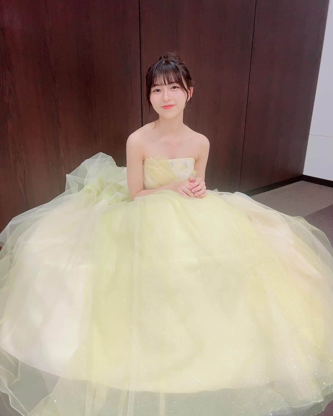 のインスタグラム：「今日はジャパンコレクションにお越しいただきありがとうごいました！ バタバタで楽しかったけど抜け殻のように疲れてしまいました🫥 途中のお写真はまた後日アップします ベルみたいな黄色のドレス可愛かった💕 転ばないようにってみんな言ってたけど、大丈夫だったよ😅  #ジャパンコレクション#抜け殻#転ばなかった報告#久々すぎるランウェイ#また改めて報告するね #大里菜桜」