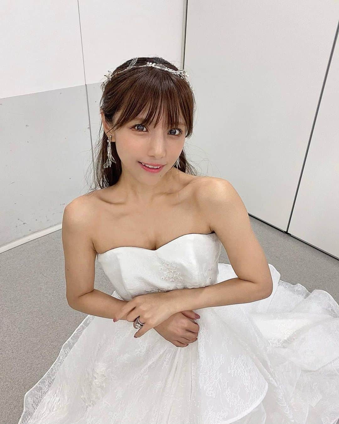 夏本あさみのインスタグラム：「初めてのファッションショーで、初めてのウエディングドレス👗 * ほんとに可愛くて、お姫さまになった気分で、とっても幸せでした🤍🤍 * 長丁場の中、観に来てくれたファンの方ありがとう🥹💖 * #ワタベウエディング #ジャパンコレクション」